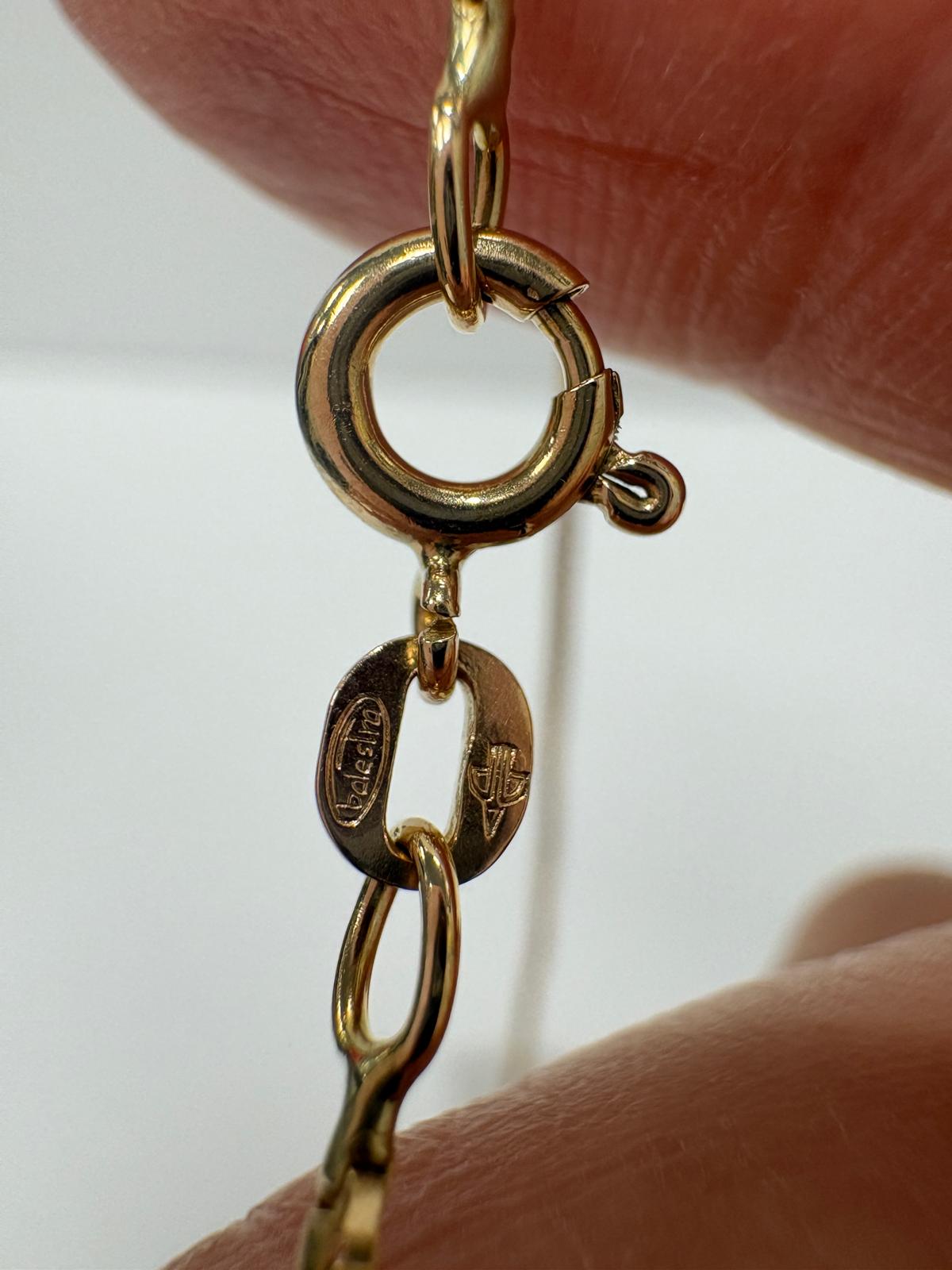 Vintage 9ct gold box chain link pattern, angled close-up