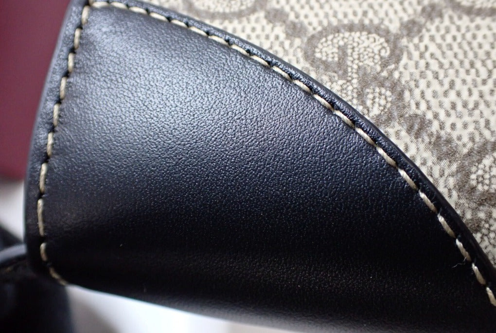 Gucci GG Supreme shoulder bag, pre-loved Gucci bag UK, small Gucci shoulder bag, second hand Gucci handbag, Gucci monogram bag, Gucci pochette, preowned designer handbag UK, Gucci bag with box