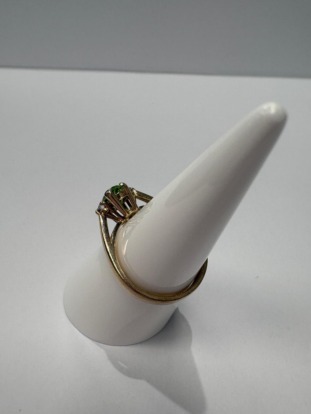 pre-loved gold ring, second hand 9ct gold ring, vintage green stone ring, antique gold ring Harrogate, second hand jewellery Yorkshire
