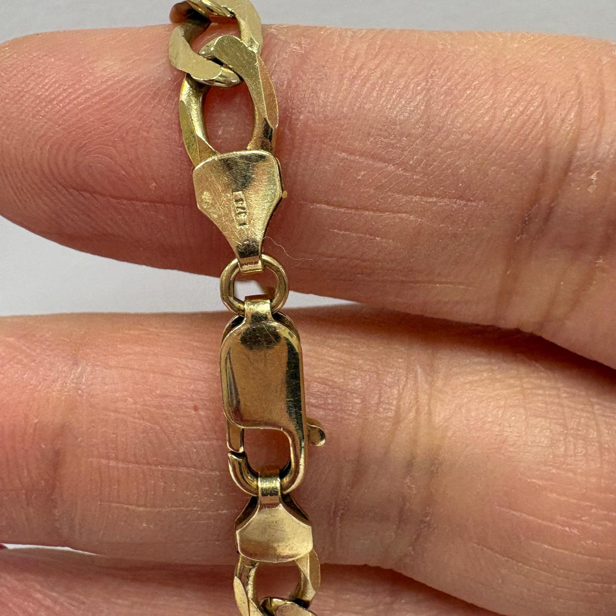 9ct gold curb bracelet, flat curb bracelet UK, men’s gold bracelet, diamond cut curb bracelet, pre-loved gold bracelet, 8.5 inch gold bracelet, gold bracelet for him, second hand gold bracelet