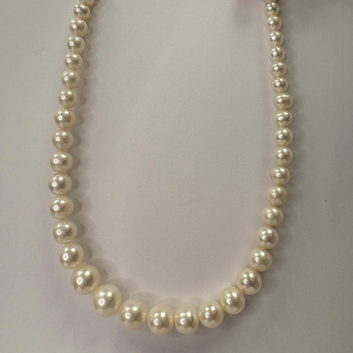 graduated pearl necklace, white freshwater pearl necklace, bridal pearl necklace UK, princess length pearl necklace, 18 inch pearl necklace, pearl necklace magnetic clasp, pre-loved pearl necklace, classic pearl necklace