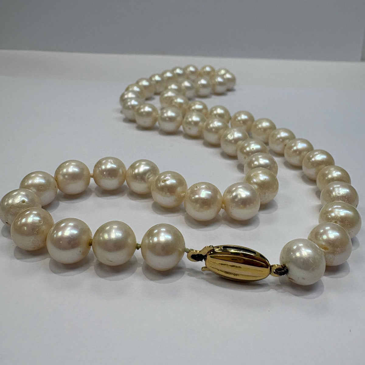 freshwater pearl necklace UK, large pearl necklace, cream pearl necklace, matinee length pearl necklace, pre-loved pearl necklace, pearl necklace gold clasp, knotted pearl necklace, second hand pearl necklace