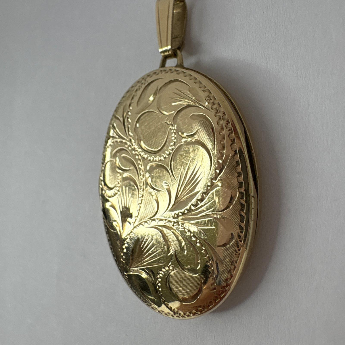 9ct gold locket, oval gold locket UK, engraved gold locket, photo locket gold, pre-loved gold locket, locket for mum, christening gift locket, second hand gold locket