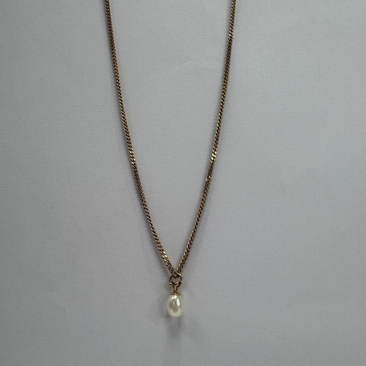 pearl drop pendant, 9ct gold pearl necklace, pre-loved pearl pendant, gold curb chain necklace UK, single pearl necklace, second hand gold necklace, pearl pendant UK, everyday gold necklace