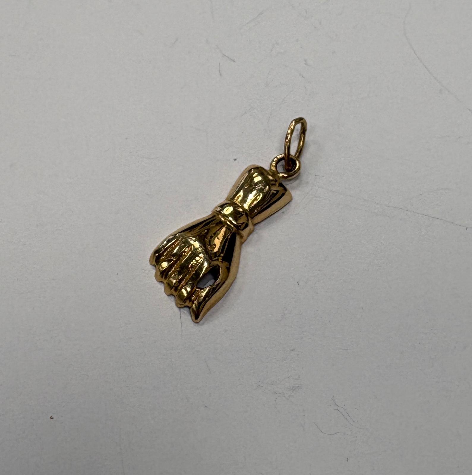 Second hand 18k yellow gold hand pendant harrogate 