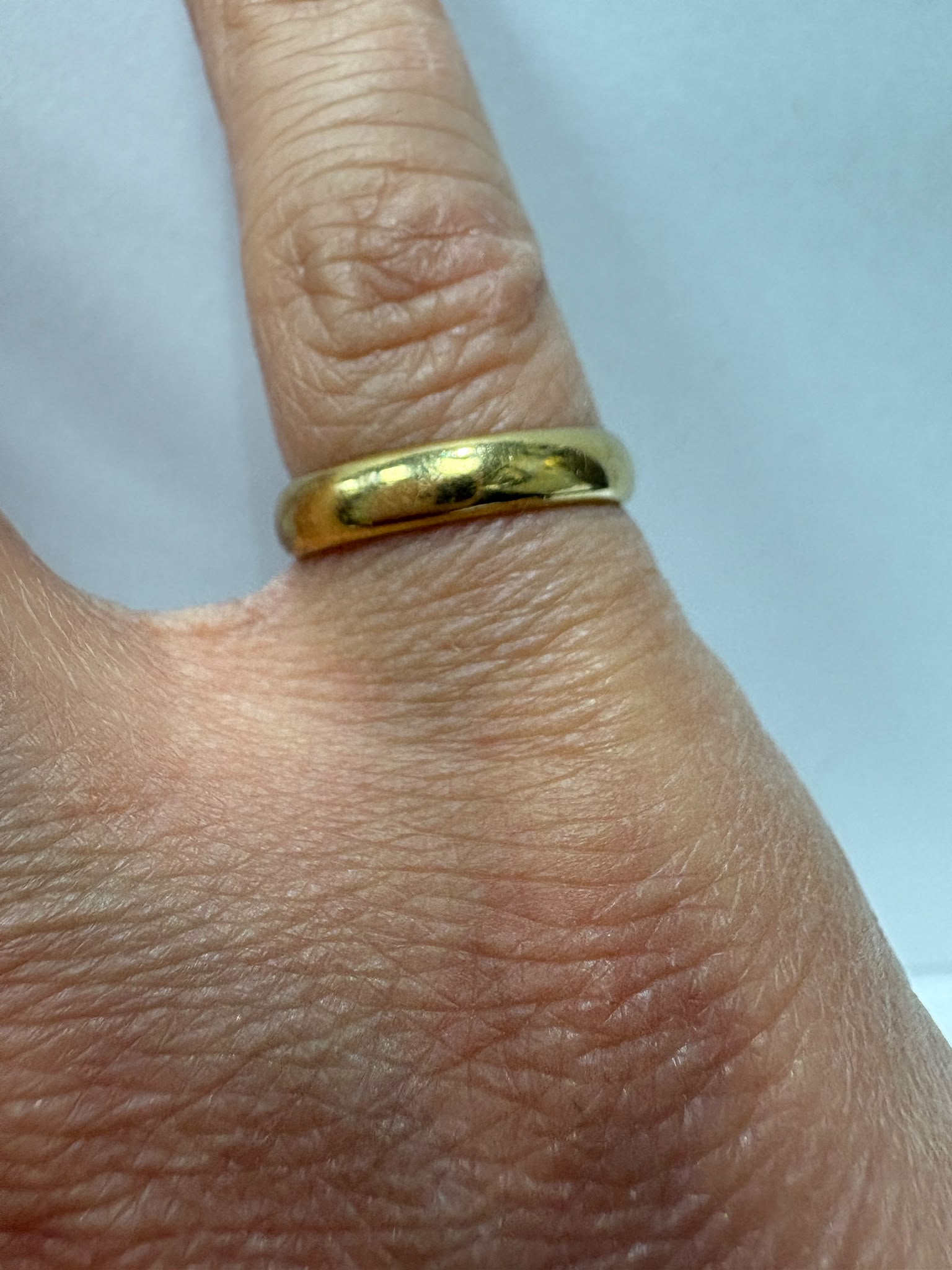 pre-loved wedding band, second hand 18ct gold ring, vintage wedding ring, pre-owned wedding band UK, 18ct gold court ring Harrogate Rings Jewellers 