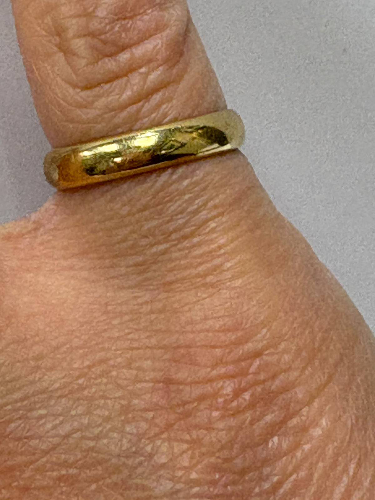 pre-loved wedding band, second hand 18ct gold ring, vintage wedding ring, pre-owned wedding band UK, 18ct gold court ring