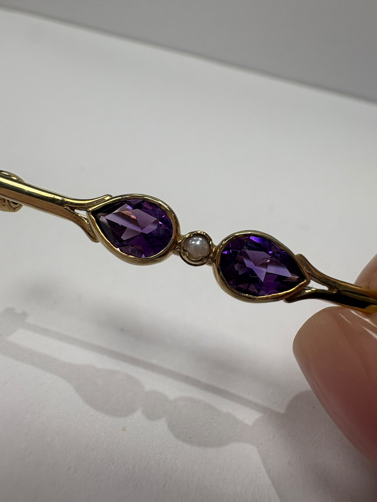 vintage amethyst brooch, antique bar brooch gold, pre-loved gold brooch UK, amethyst pearl brooch, second hand 9ct gold brooch