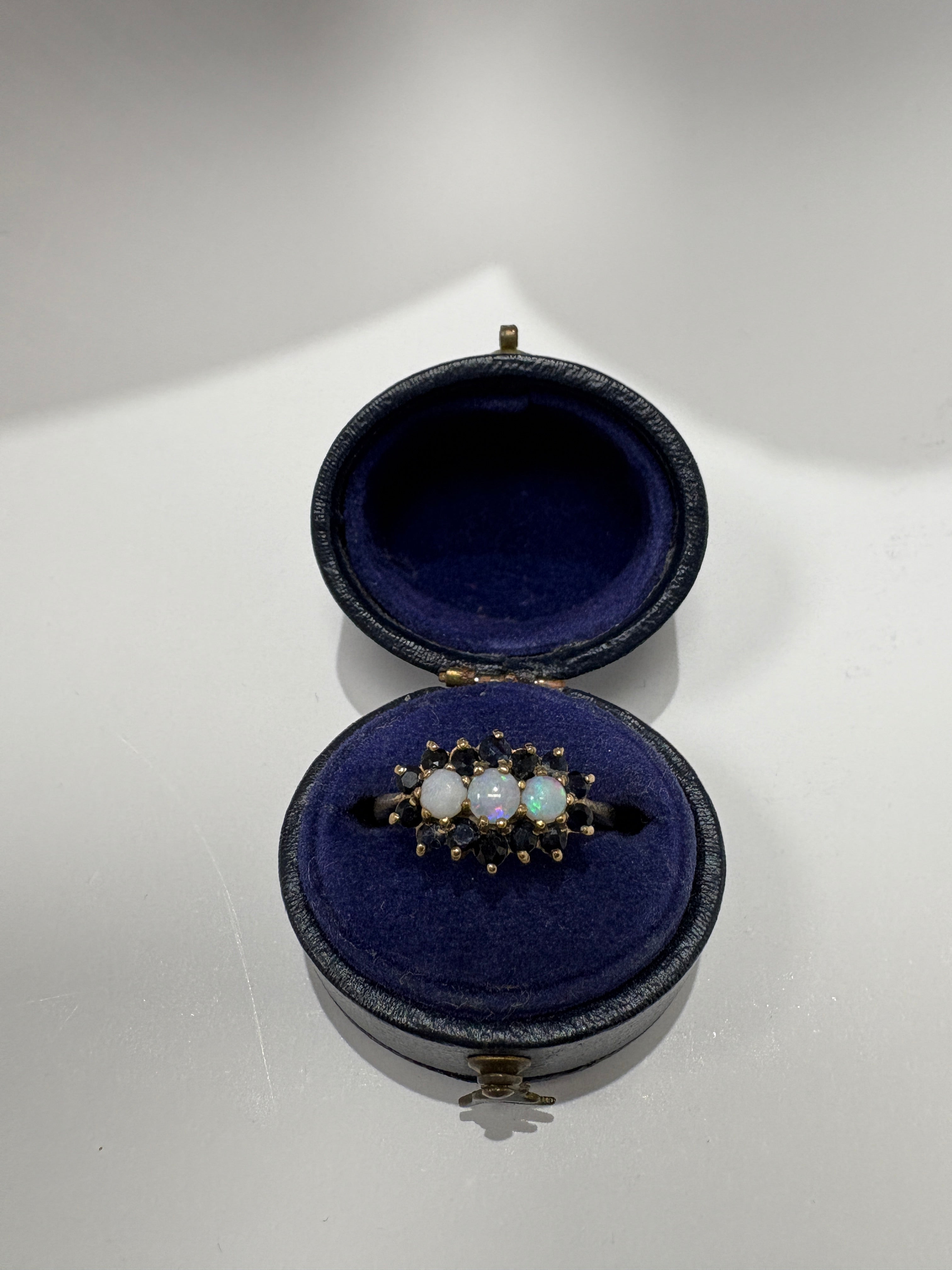 Pre-Loved 9ct Yellow Gold Opals and Sapphire Ring – Size M