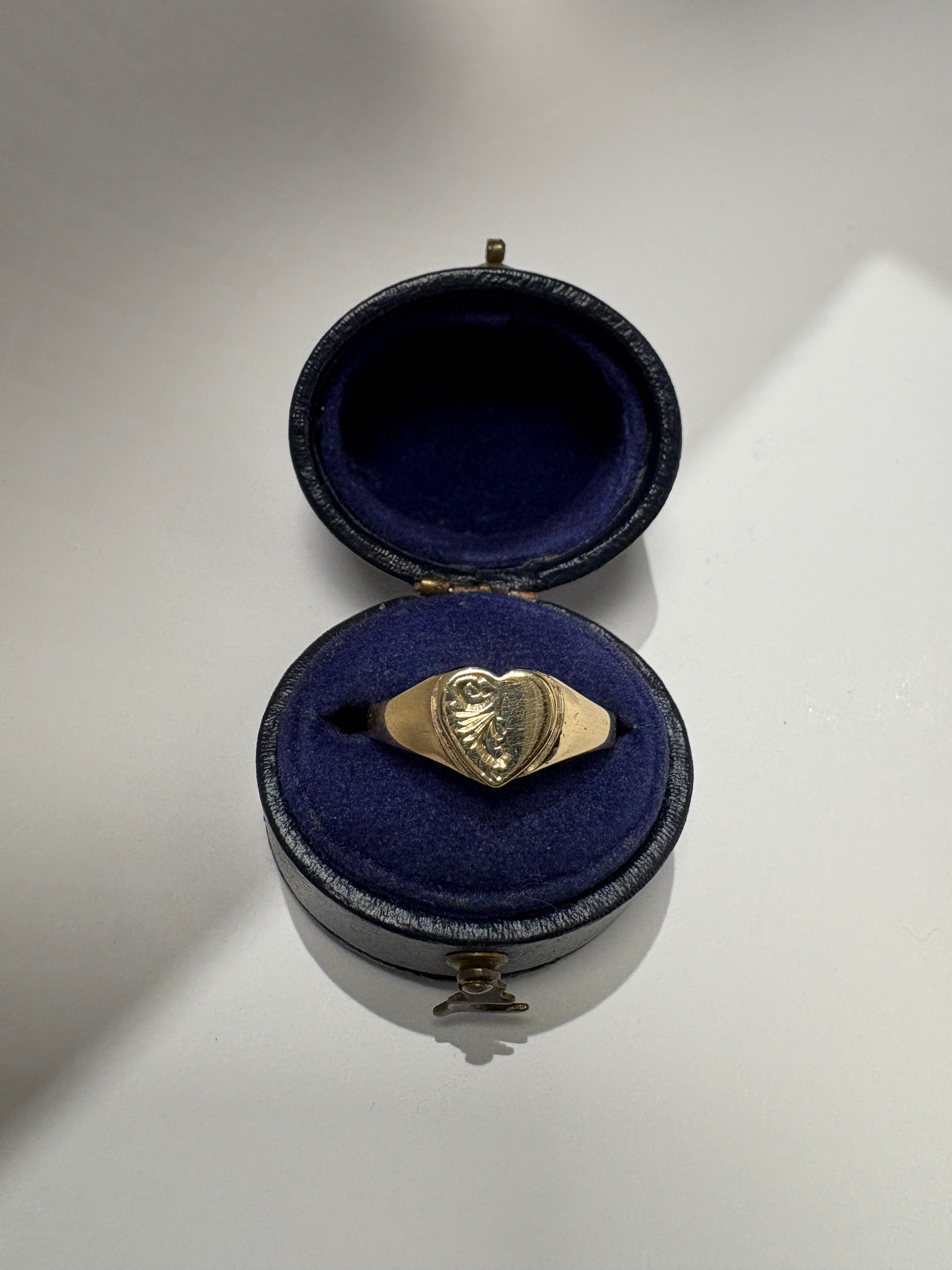 Pre-Loved 9ct Yellow Gold Heart Signet Ring – Size M½