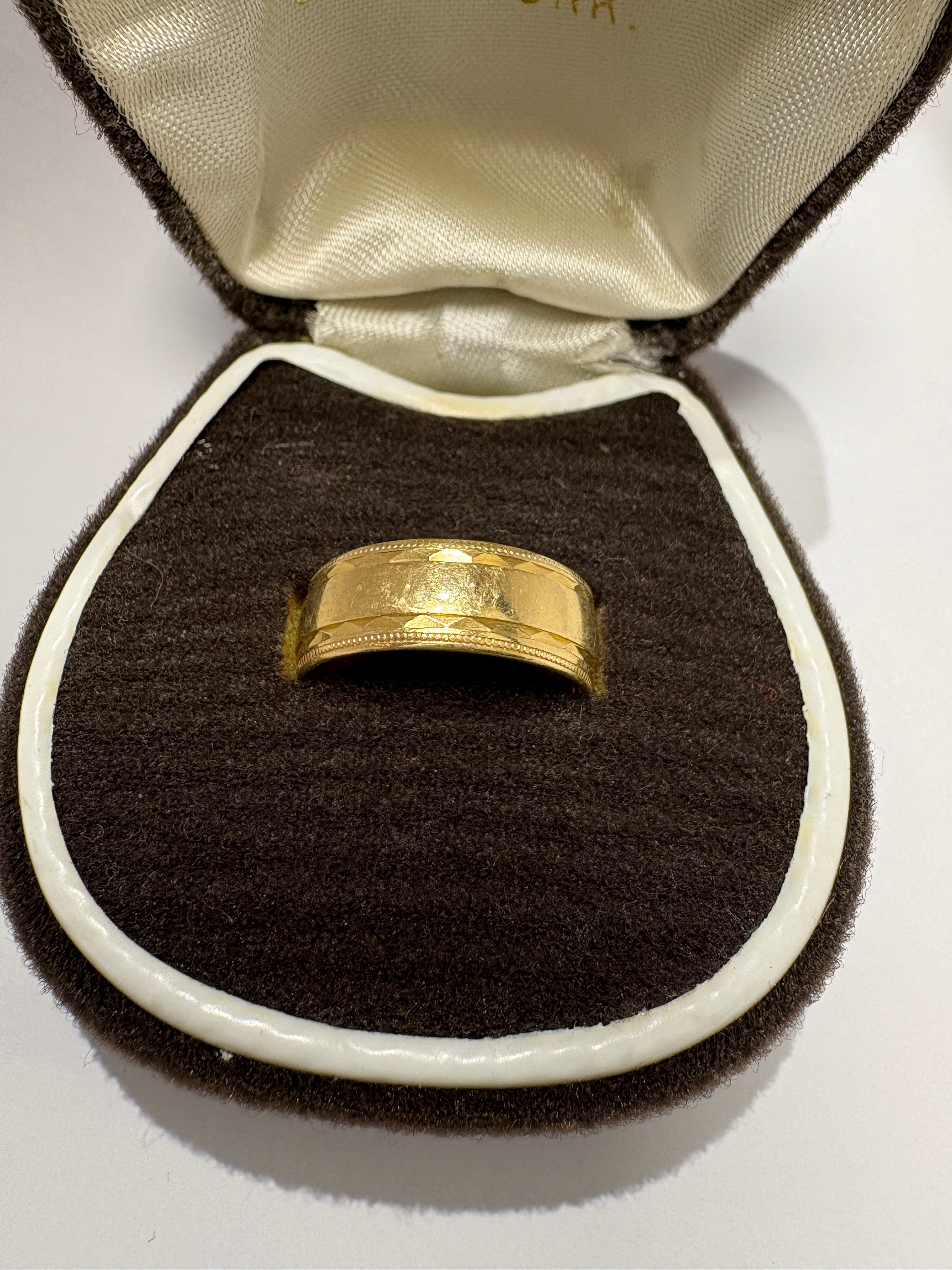 Pre-Loved 18ct Yellow Gold Engraved Wedding Band – Size Q½