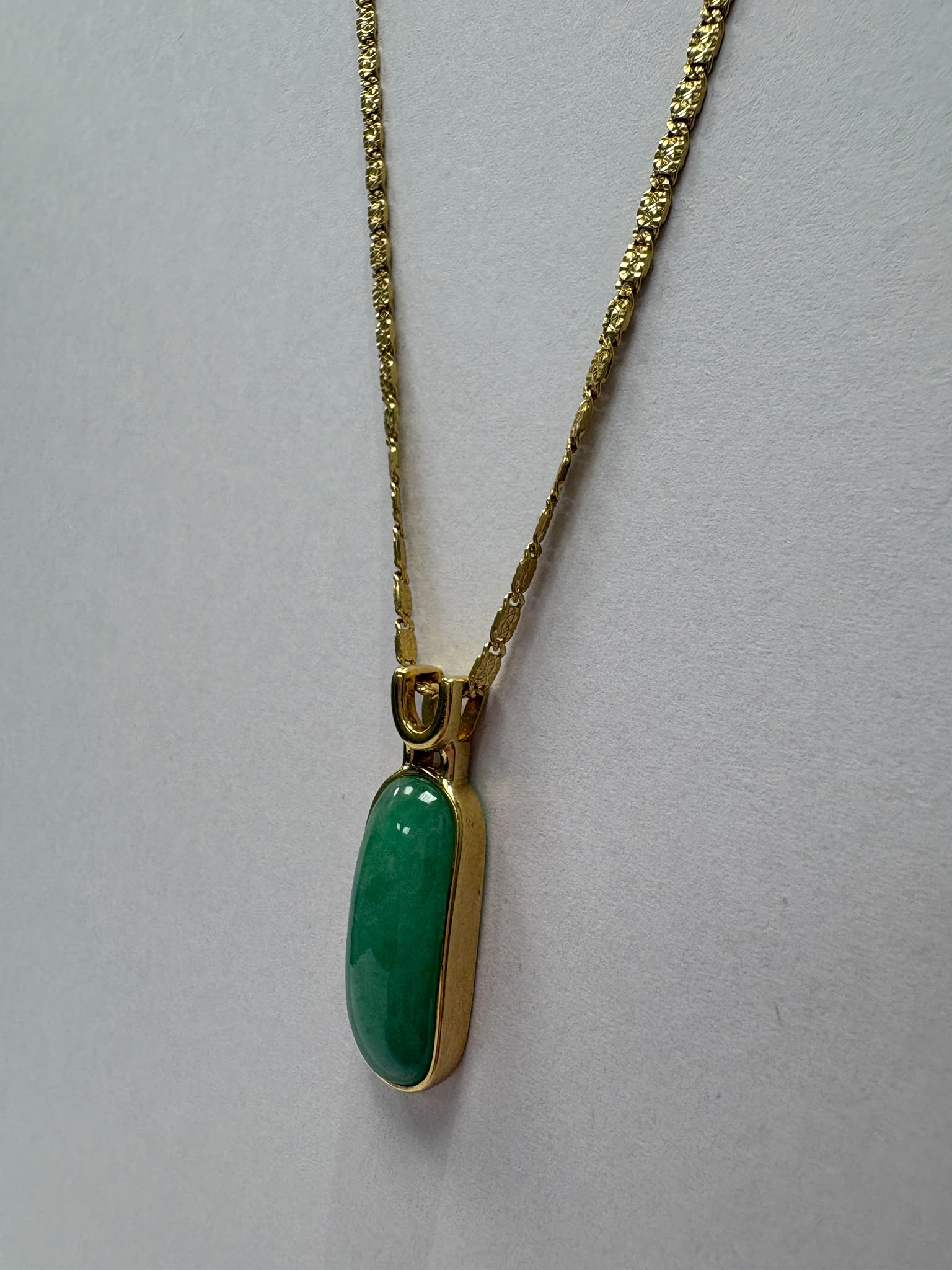 jade pendant necklace, 18ct gold jade necklace, pre-loved jade jewellery, second hand gold necklace Harrogate, jade cabochon pendant, coloured stone necklace Yorkshire