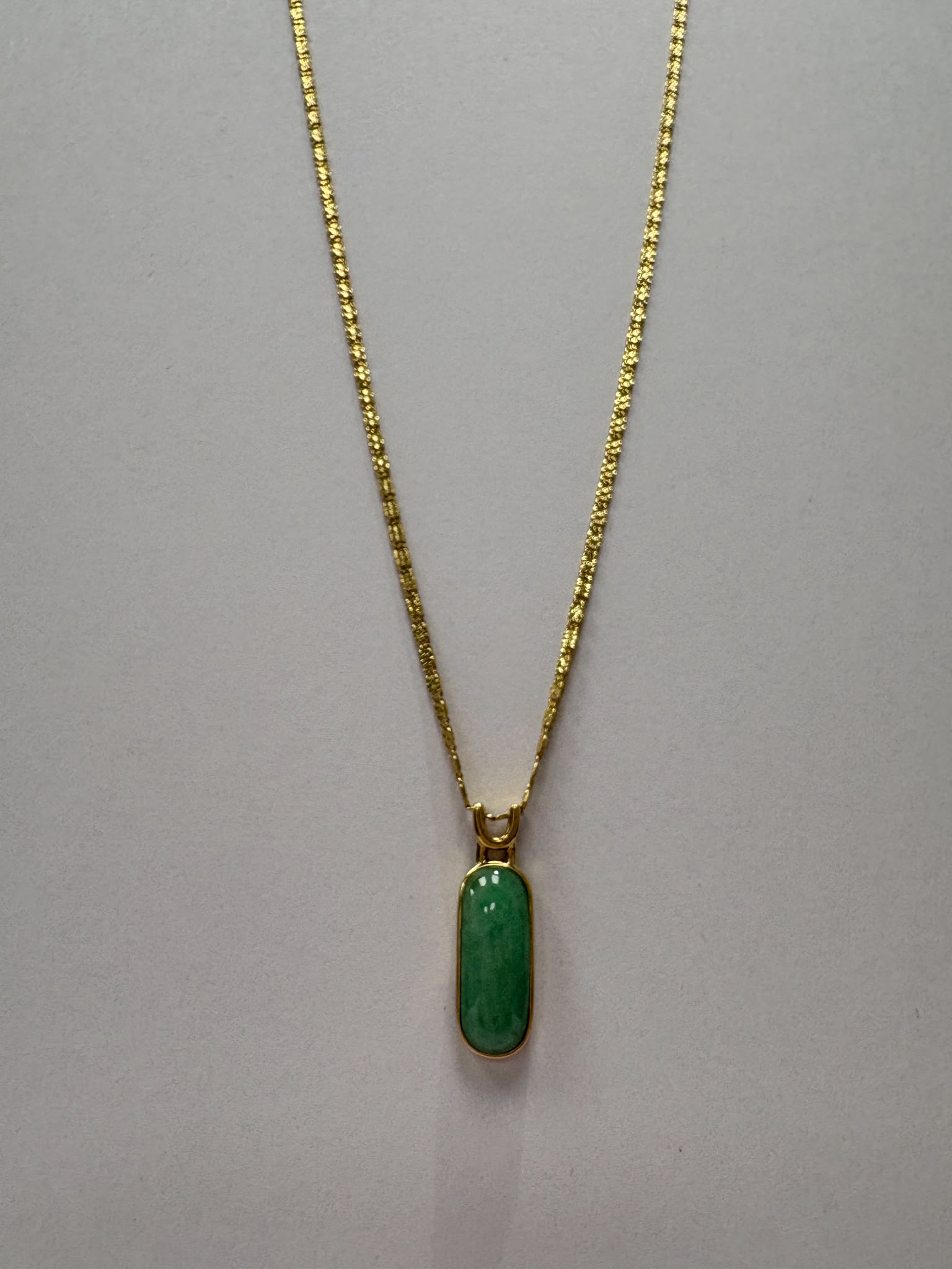 jade pendant necklace, 18ct gold jade necklace, pre-loved jade jewellery, second hand gold necklace Harrogate, jade cabochon pendant, coloured stone necklace Yorkshire
