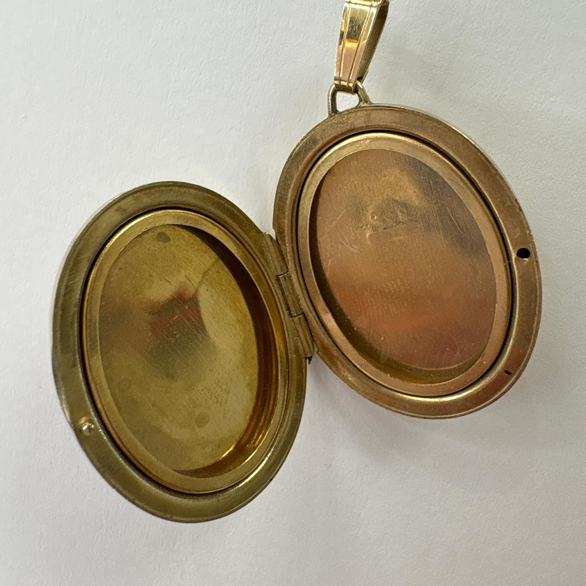9ct gold locket, oval gold locket UK, engraved gold locket, photo locket gold, pre-loved gold locket, locket for mum, christening gift locket, second hand gold locket