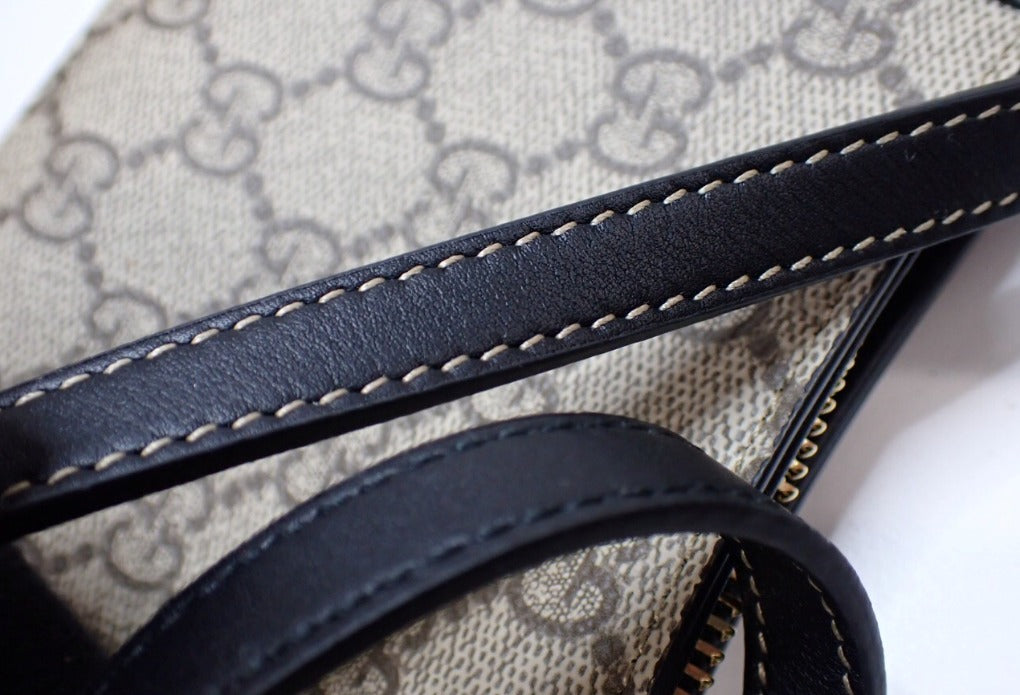 Gucci GG Supreme shoulder bag, pre-loved Gucci bag UK, small Gucci shoulder bag, second hand Gucci handbag, Gucci monogram bag, Gucci pochette, preowned designer handbag UK, Gucci bag with box