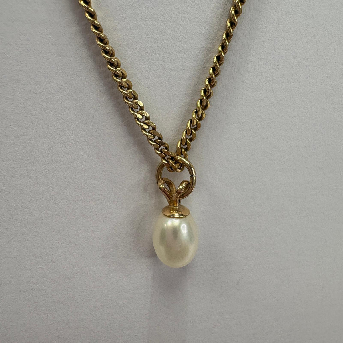 pearl drop pendant, 9ct gold pearl necklace, pre-loved pearl pendant, gold curb chain necklace UK, single pearl necklace, second hand gold necklace, pearl pendant UK, everyday gold necklace