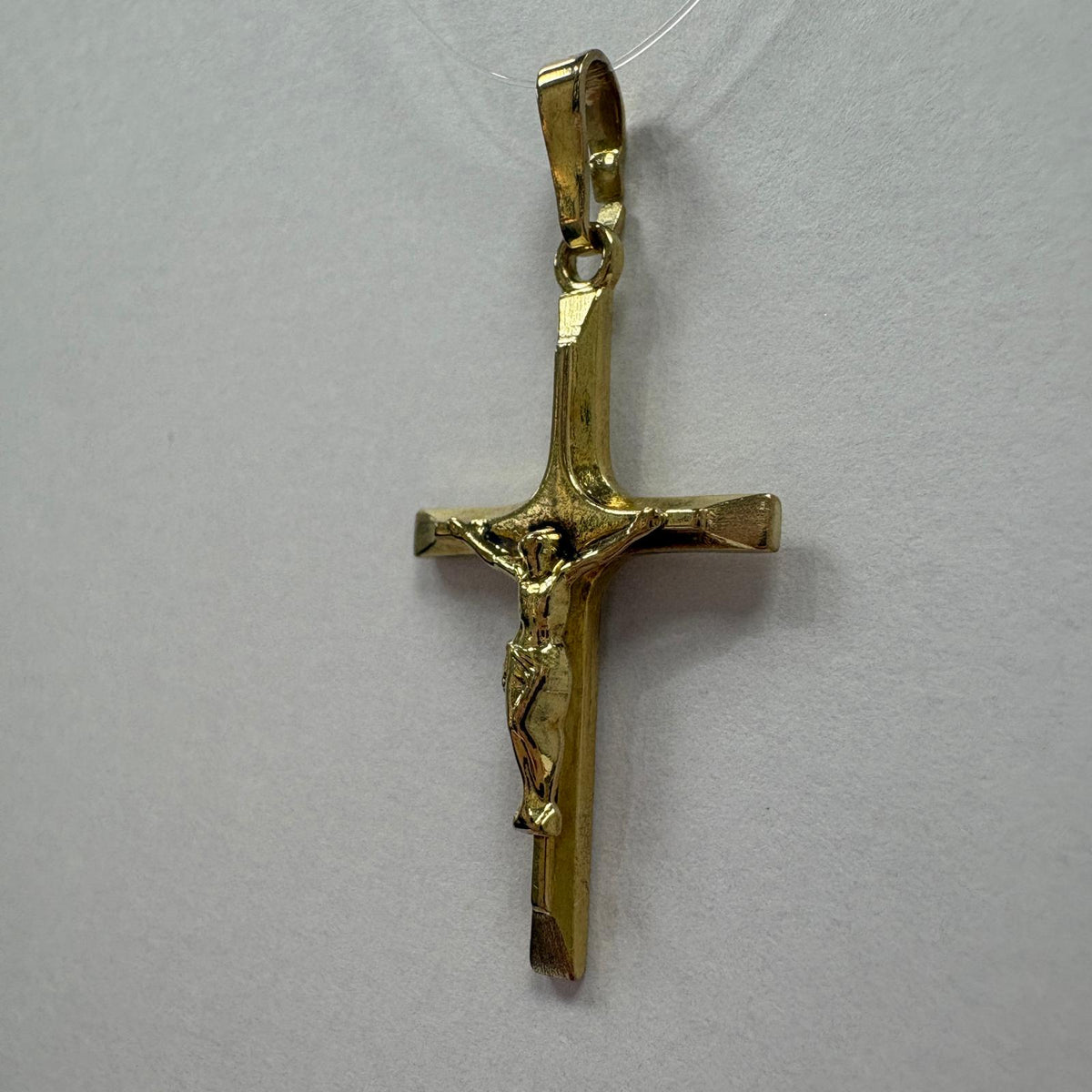 Pre-loved 9ct yellow gold crucifix pendant with detailed figure and brushed arm tips