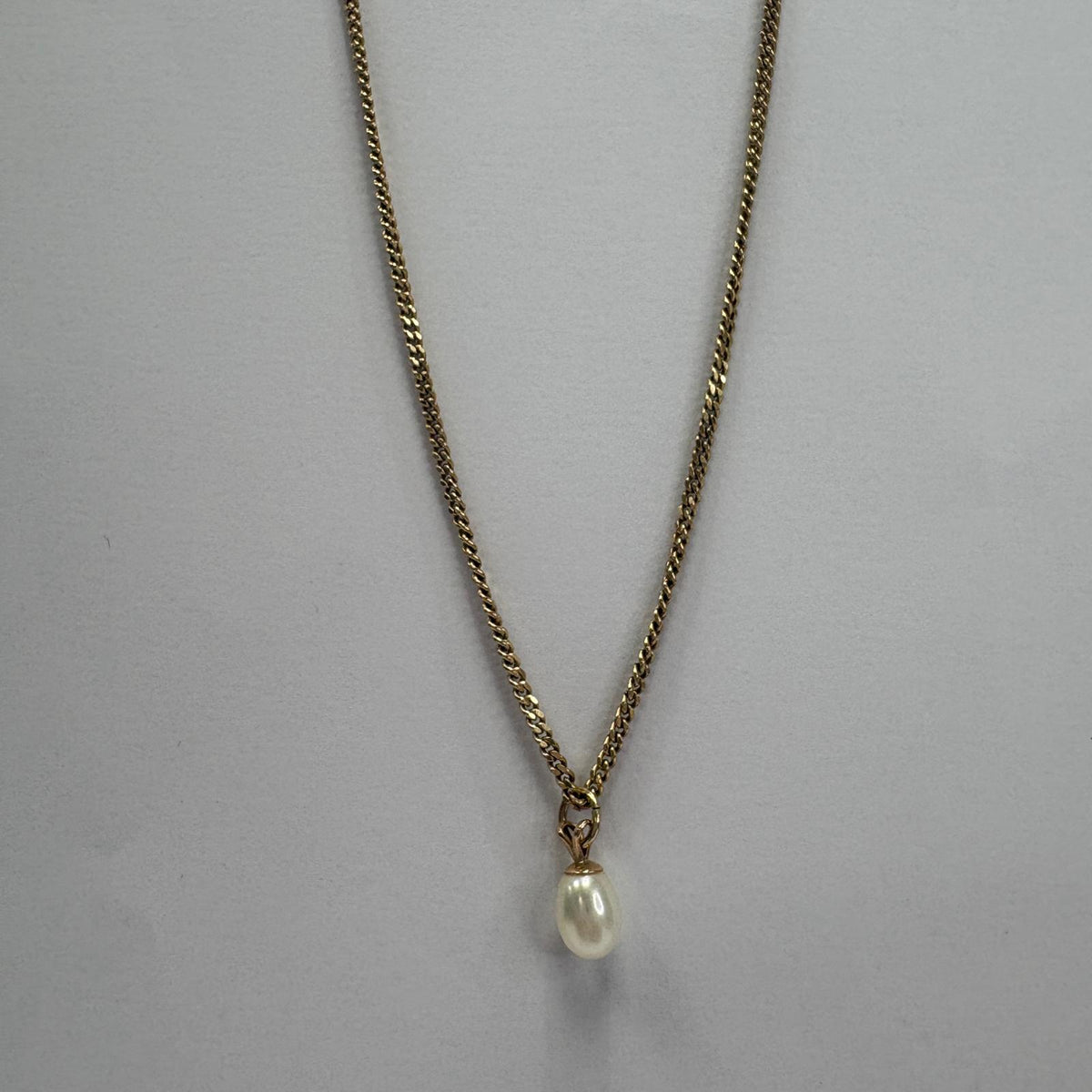 pearl drop pendant, 9ct gold pearl necklace, pre-loved pearl pendant, gold curb chain necklace UK, single pearl necklace, second hand gold necklace, pearl pendant UK, everyday gold necklace