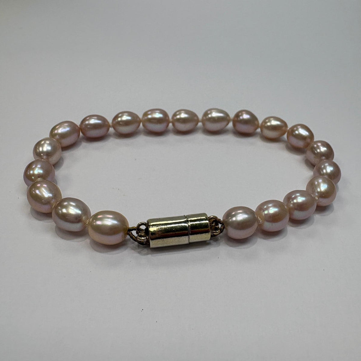 freshwater pearl bracelet, blush pearl bracelet, pink pearl bracelet UK, pre-loved pearl bracelet, bridal pearl bracelet, knotted pearl bracelet, pearl bracelet magnetic clasp, bridesmaid pearl bracelet