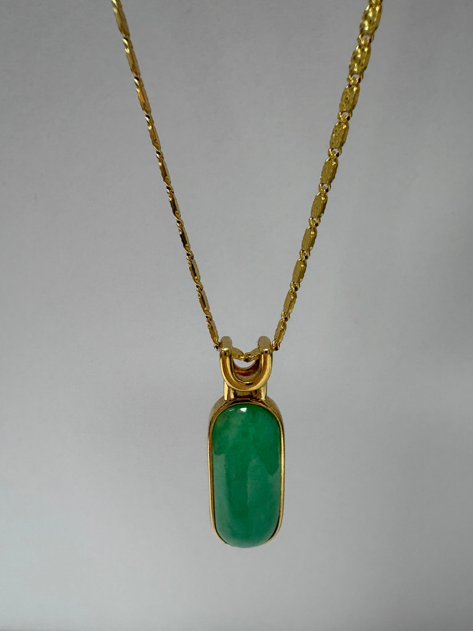 jade pendant necklace, 18ct gold jade necklace, pre-loved jade jewellery, second hand gold necklace Harrogate, jade cabochon pendant, coloured stone necklace Yorkshire