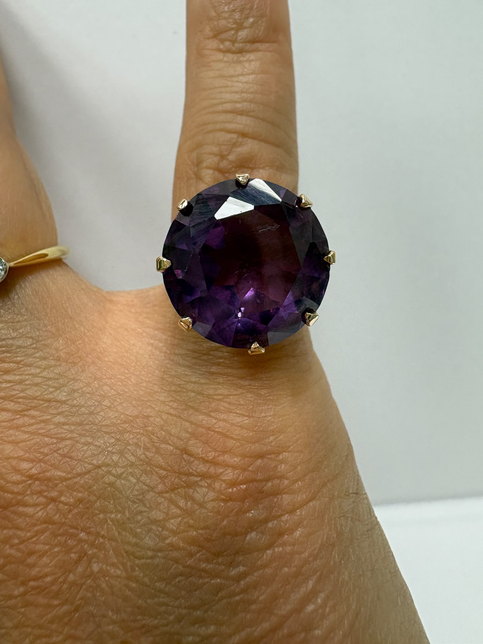 Side profile of vintage 16ct gold CZ ring showing open gallery