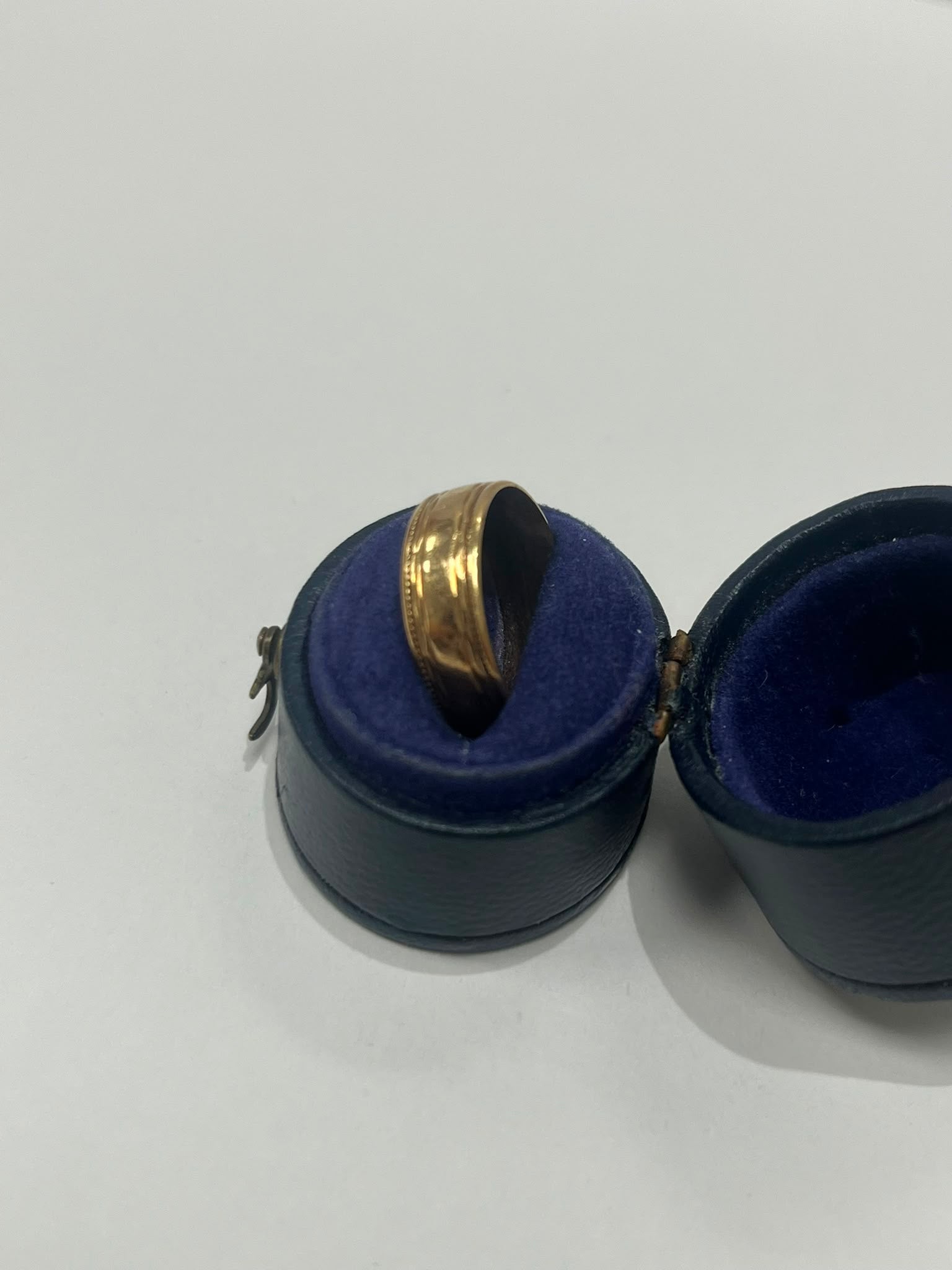 vintage wedding band, 9ct gold ring, engraved wedding ring, hallmarked gold ring, pre-loved jewellery, second-hand wedding band, London hallmark 1988, antique wedding ring Yorkshire