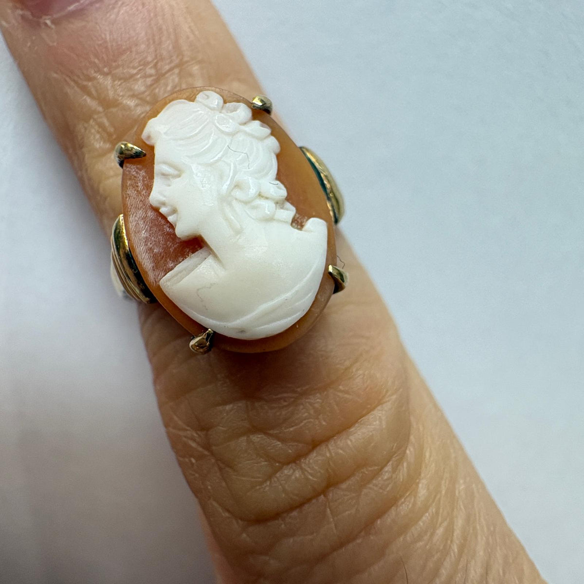 vintage cameo ring, shell cameo ring UK, 9ct gold cameo ring, pre-loved cameo ring, small cameo ring, little finger ring, vintage gold ring UK, cameo jewellery UK
