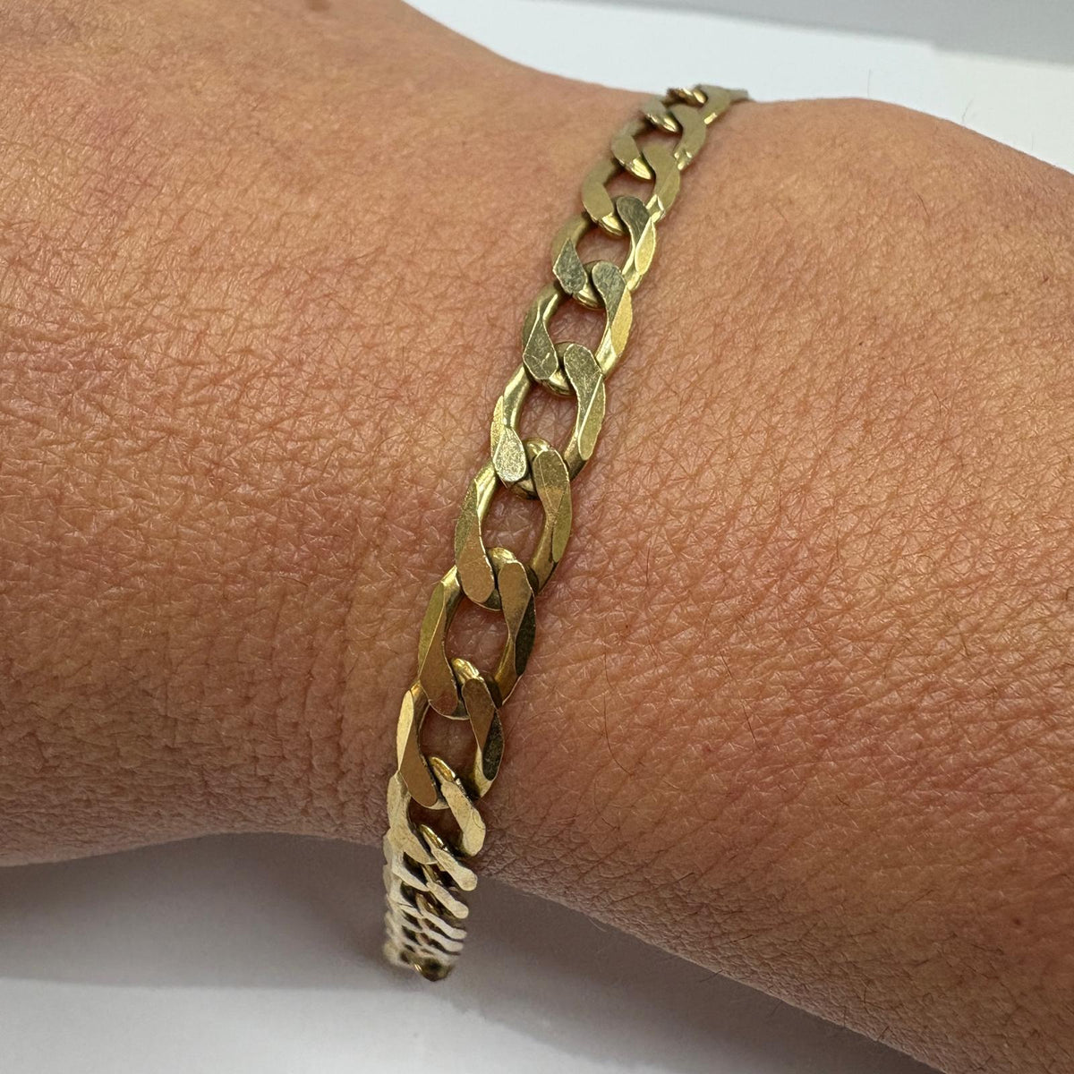 9ct gold curb bracelet, flat curb bracelet UK, men’s gold bracelet, diamond cut curb bracelet, pre-loved gold bracelet, 8.5 inch gold bracelet, gold bracelet for him, second hand gold bracelet