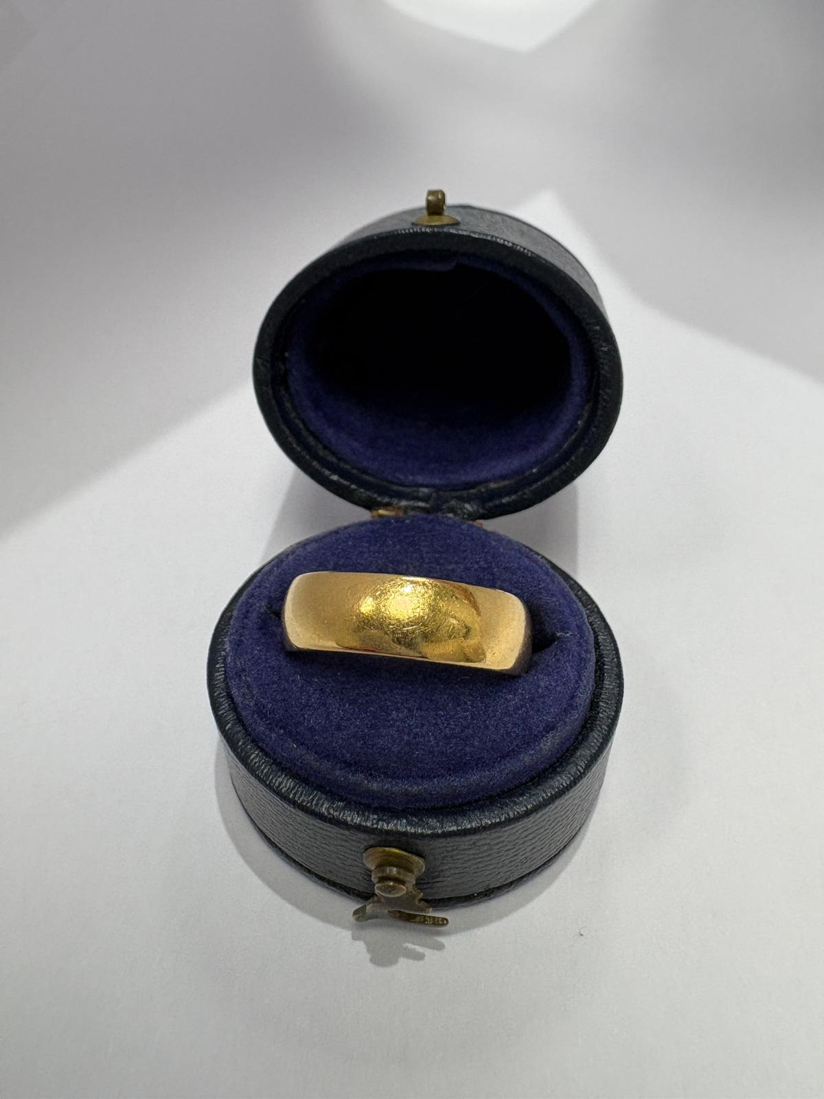 22ct yellow gold wedding band finger size M