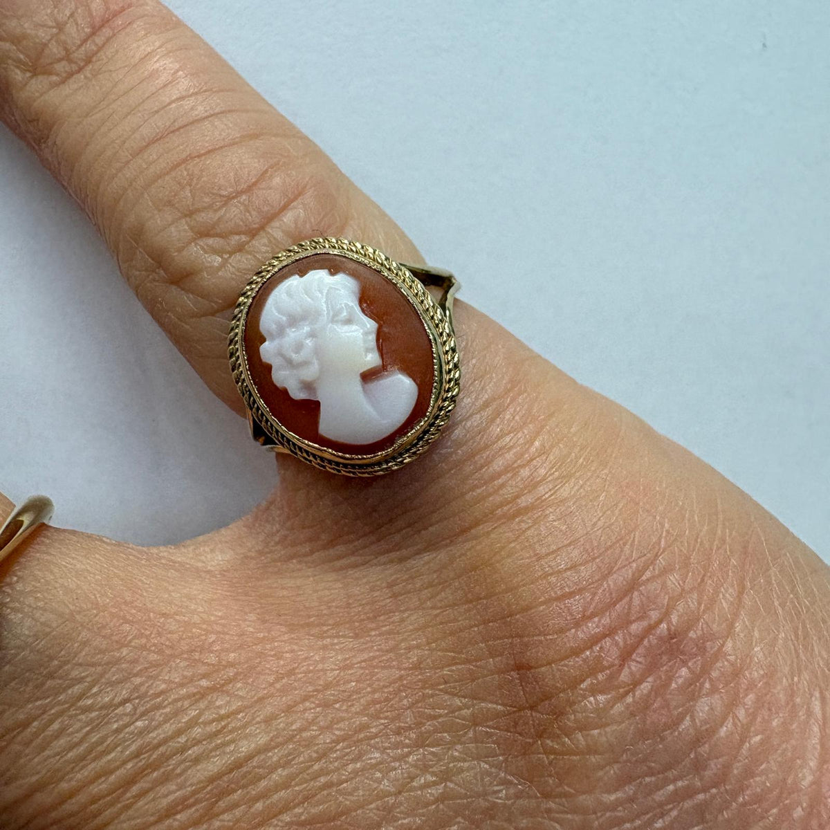 vintage cameo ring, shell cameo ring UK, 9ct gold cameo ring, pre-loved cameo ring, vintage gold ring UK, second hand cameo ring, antique style cameo ring, cameo jewellery UK