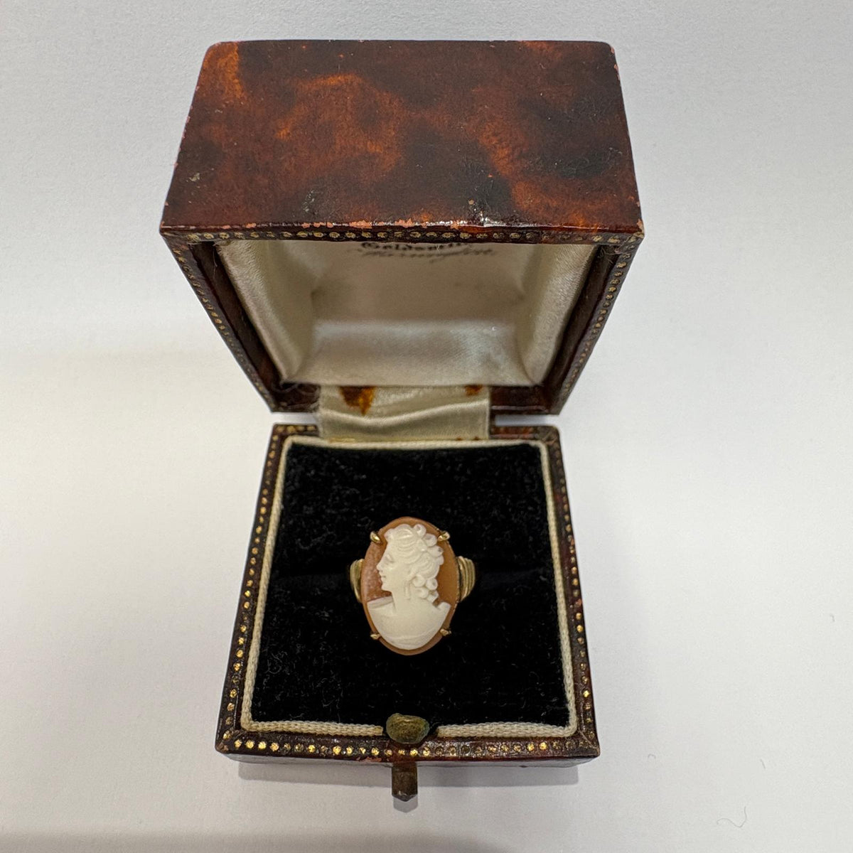 vintage cameo ring, shell cameo ring UK, 9ct gold cameo ring, pre-loved cameo ring, small cameo ring, little finger ring, vintage gold ring UK, cameo jewellery UK