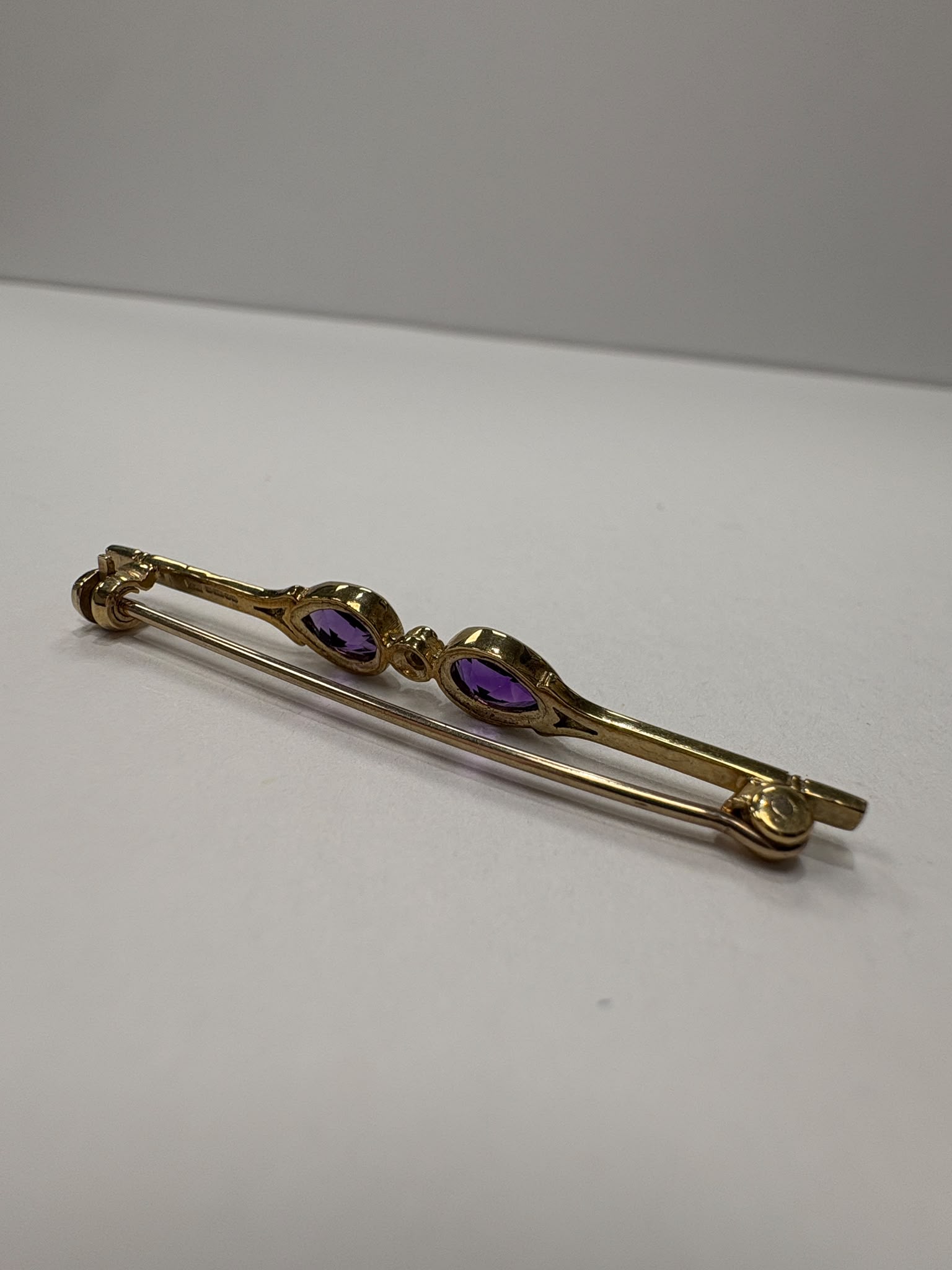 vintage amethyst brooch, antique bar brooch gold, pre-loved gold brooch UK, amethyst pearl brooch, second hand 9ct gold brooch