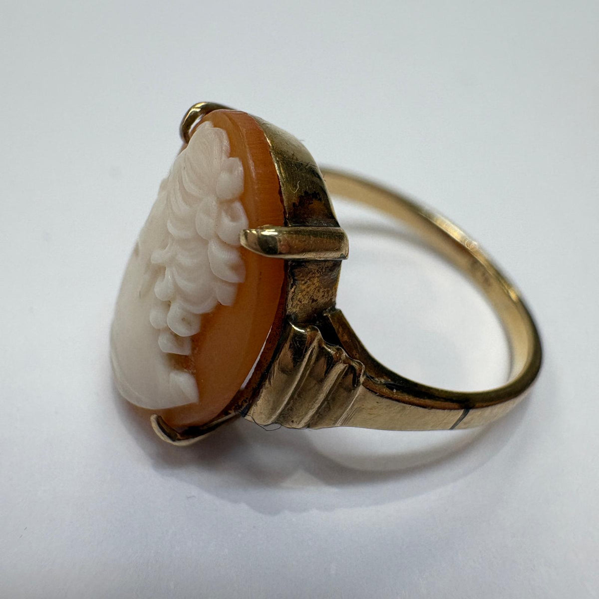 vintage cameo ring, shell cameo ring UK, 9ct gold cameo ring, pre-loved cameo ring, small cameo ring, little finger ring, vintage gold ring UK, cameo jewellery UK