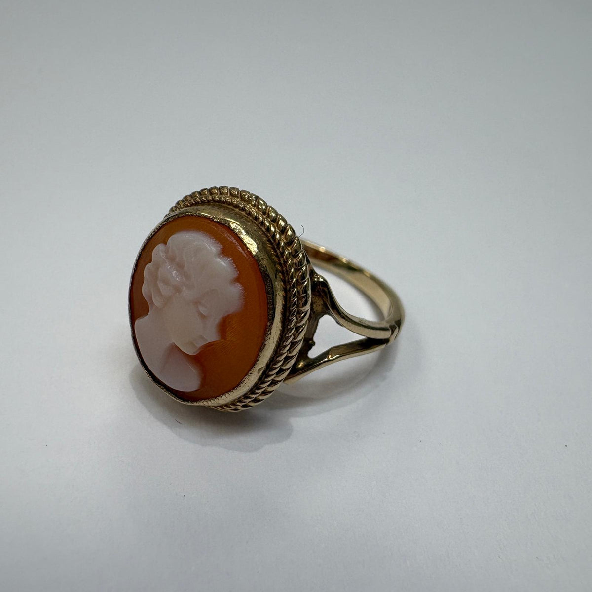 vintage cameo ring, shell cameo ring UK, 9ct gold cameo ring, pre-loved cameo ring, vintage gold ring UK, second hand cameo ring, antique style cameo ring, cameo jewellery UK