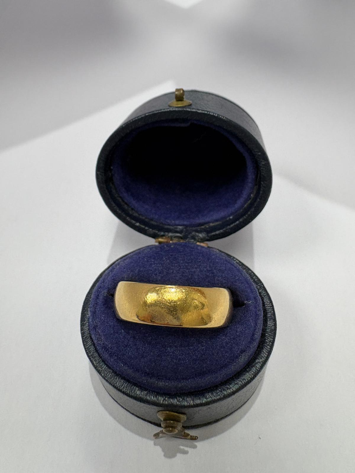 22ct yellow gold wedding band finger size M"
