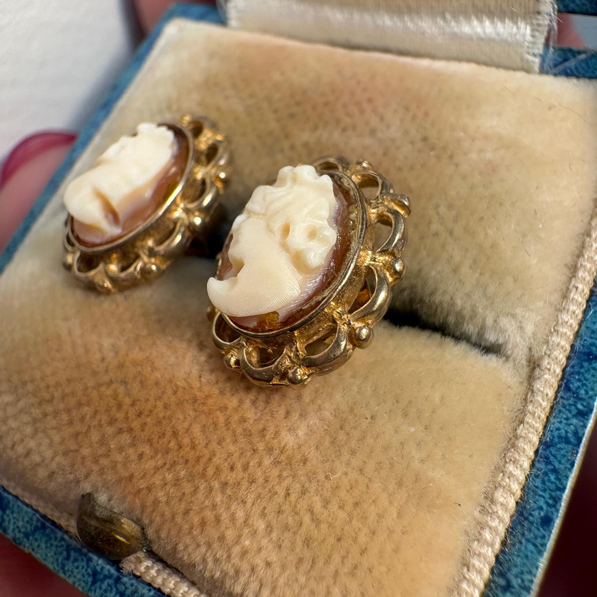 cameo earrings, vintage cameo studs, 9ct gold cameo earrings, shell cameo earrings UK, pre-loved cameo earrings, vintage gold earrings, cameo jewellery UK, second hand cameo earrings