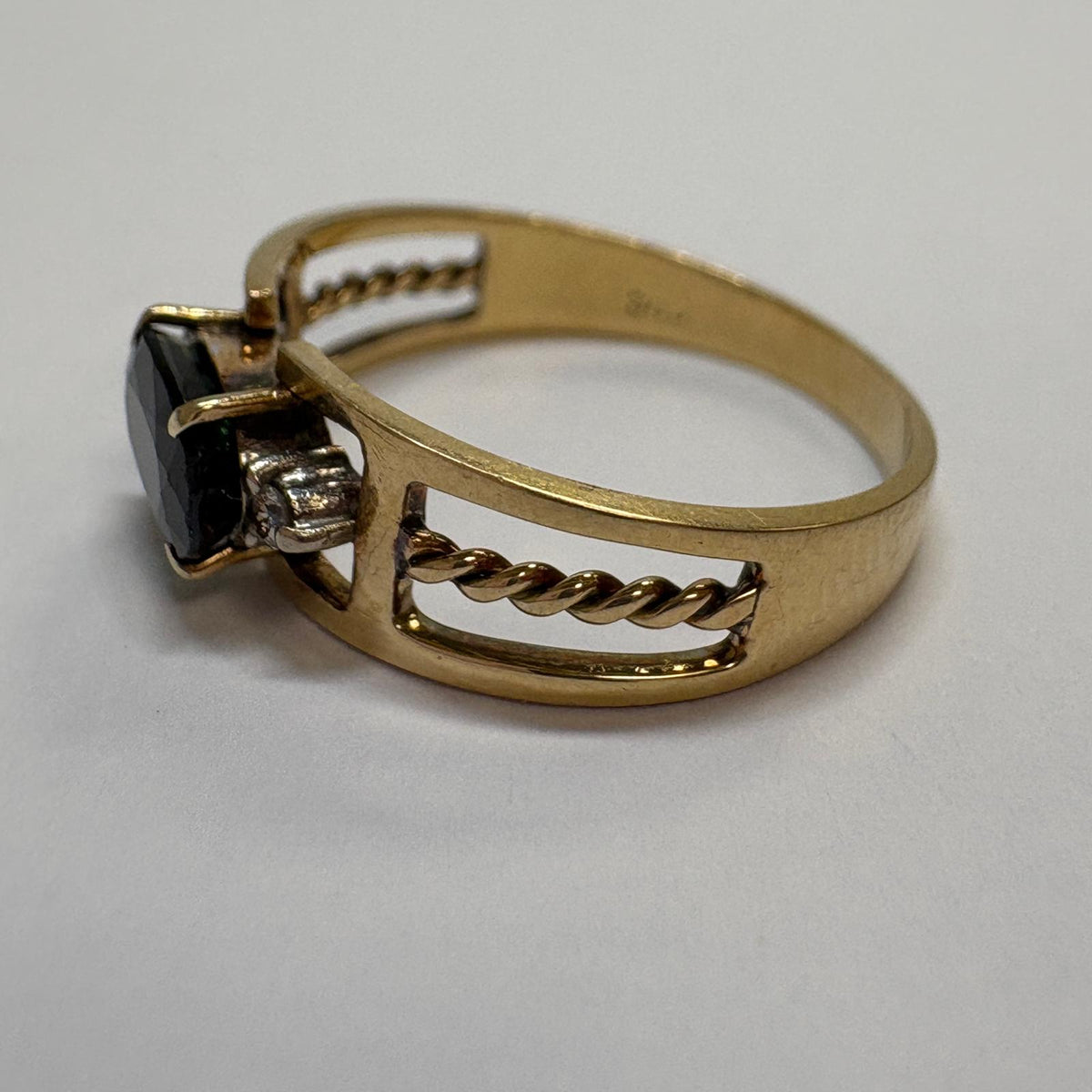 east west sapphire ring, oval sapphire ring UK, 18ct gold sapphire ring, sapphire and diamond ring, alternative engagement ring, pre-loved sapphire ring, September birthstone ring, second hand sapphire ring