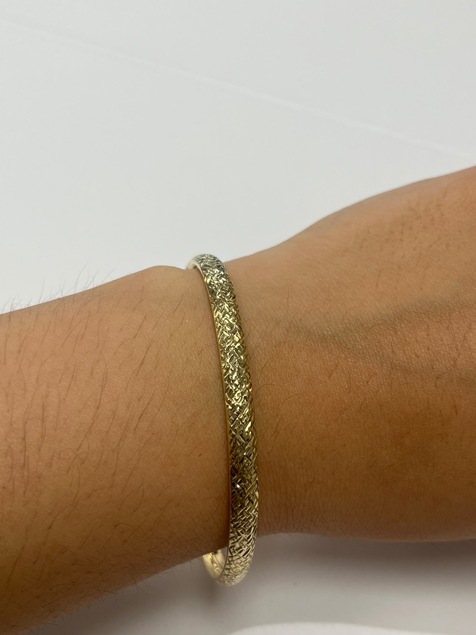 engine turned gold bangle, pre-loved 9ct gold bangle, hinged bangle Harrogate, textured gold bangle Yorkshire, second hand gold bangle Leeds York
