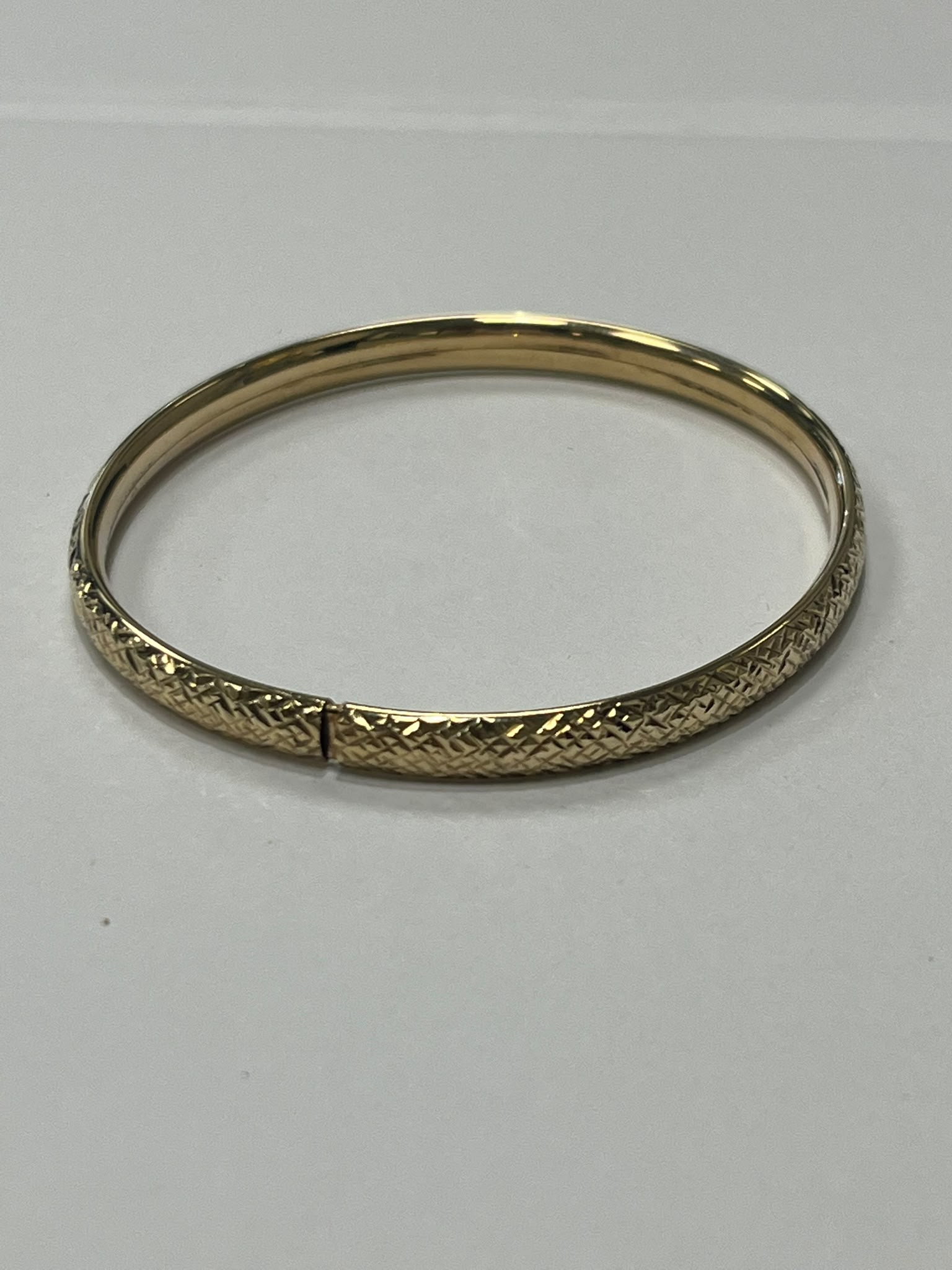 engine turned gold bangle, pre-loved 9ct gold bangle, hinged bangle Harrogate, textured gold bangle Yorkshire, second hand gold bangle Leeds York