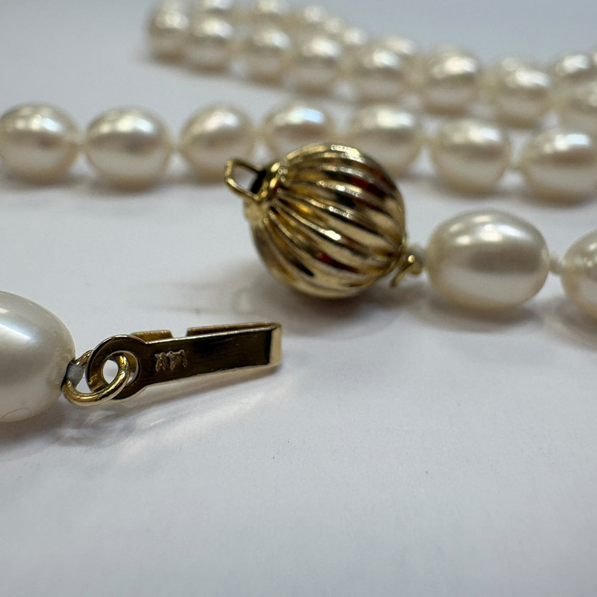 graduated pearl necklace, freshwater pearl necklace UK, bridal pearl necklace, white pearl necklace, pre-loved pearl necklace, princess length pearl necklace, pearl necklace gold clasp, wedding pearl necklace