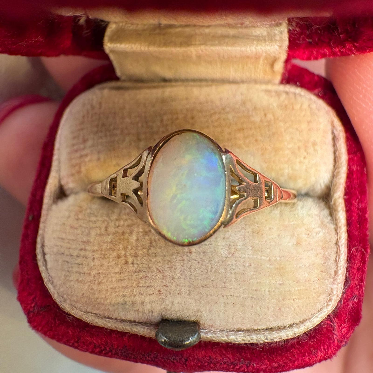 opal ring UK, 9ct gold opal ring, oval opal ring, October birthstone ring, vintage style opal ring, pre-loved opal ring, opal cabochon ring, second hand opal ring