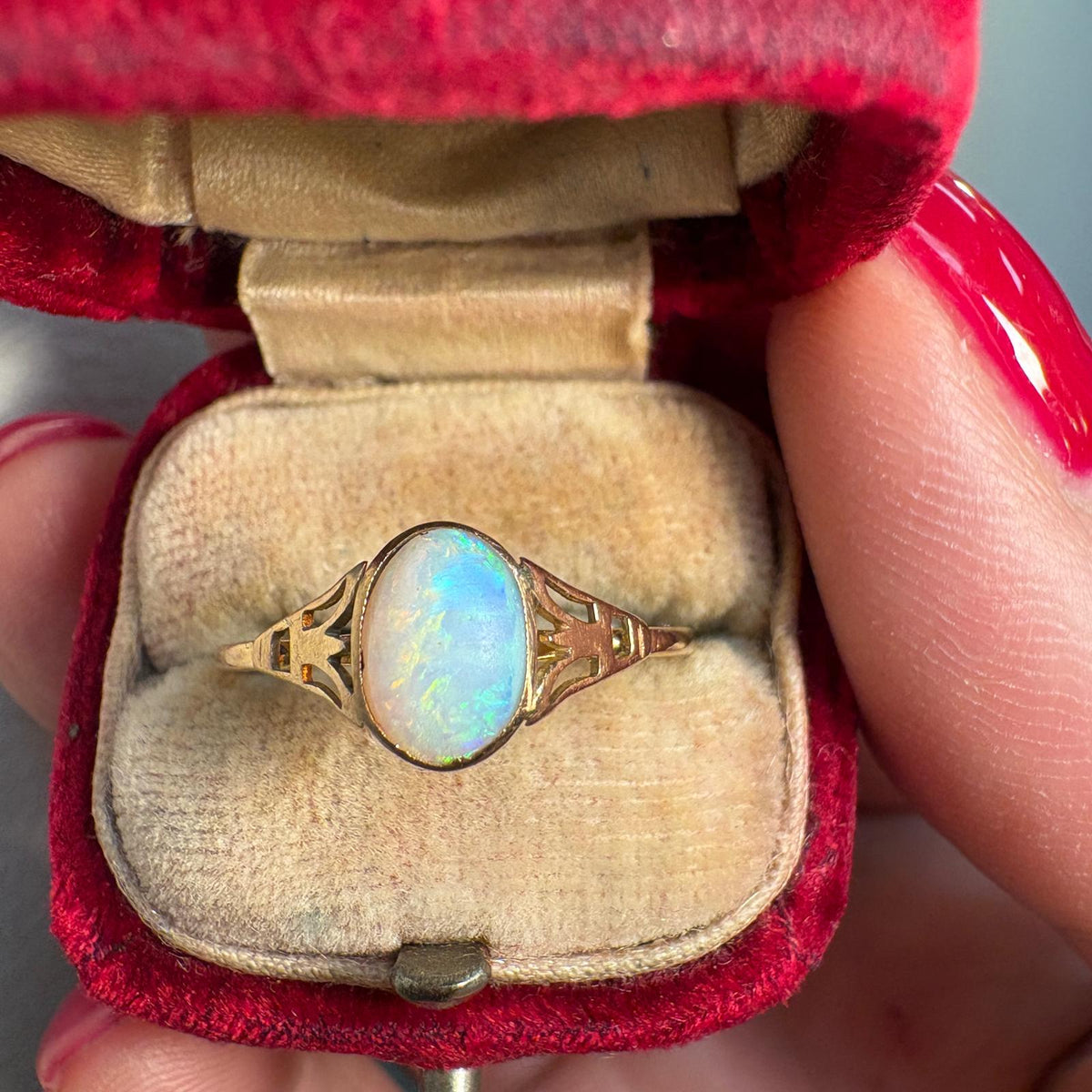 opal ring UK, 9ct gold opal ring, oval opal ring, October birthstone ring, vintage style opal ring, pre-loved opal ring, opal cabochon ring, second hand opal ring