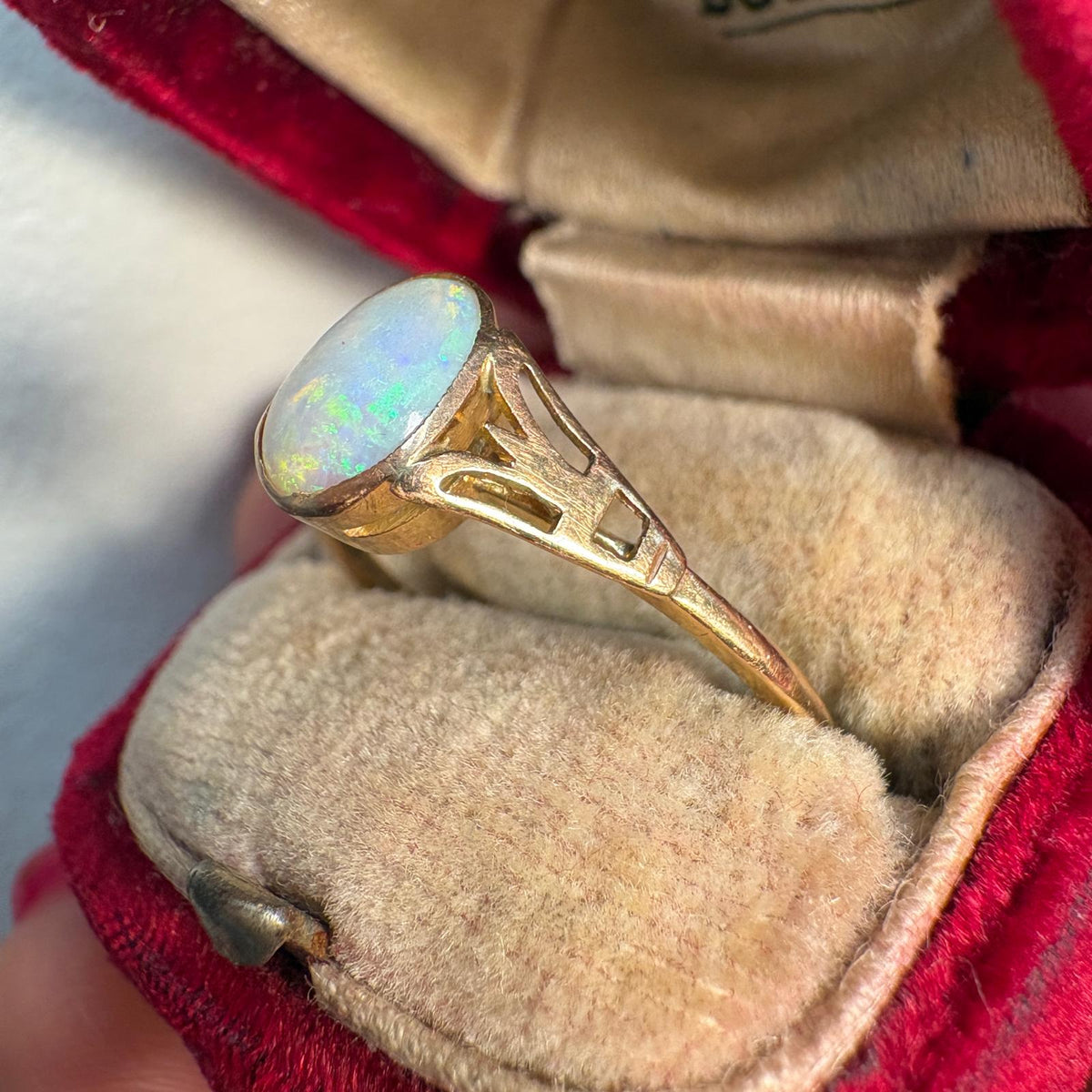 opal ring UK, 9ct gold opal ring, oval opal ring, October birthstone ring, vintage style opal ring, pre-loved opal ring, opal cabochon ring, second hand opal ring