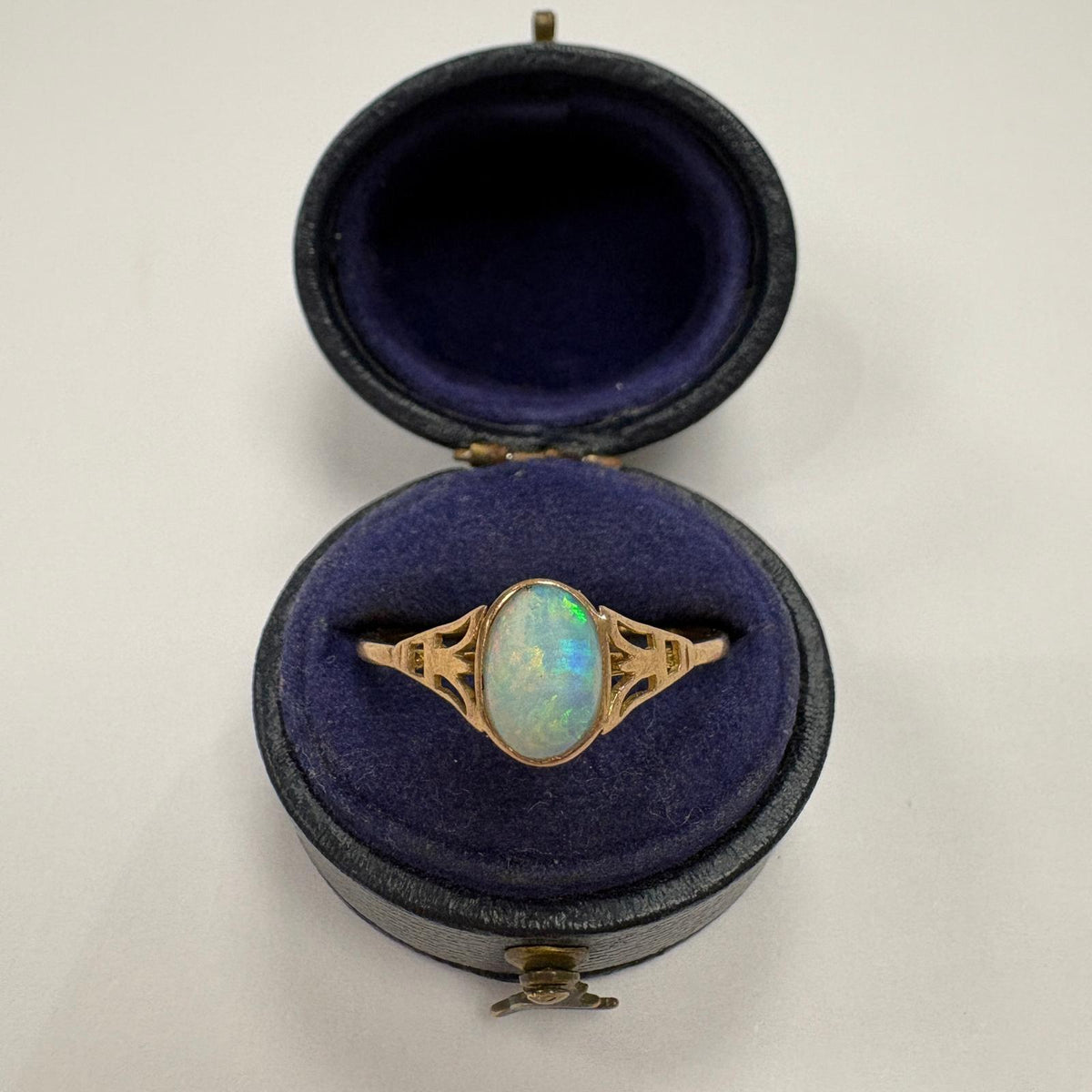 opal ring UK, 9ct gold opal ring, oval opal ring, October birthstone ring, vintage style opal ring, pre-loved opal ring, opal cabochon ring, second hand opal ring