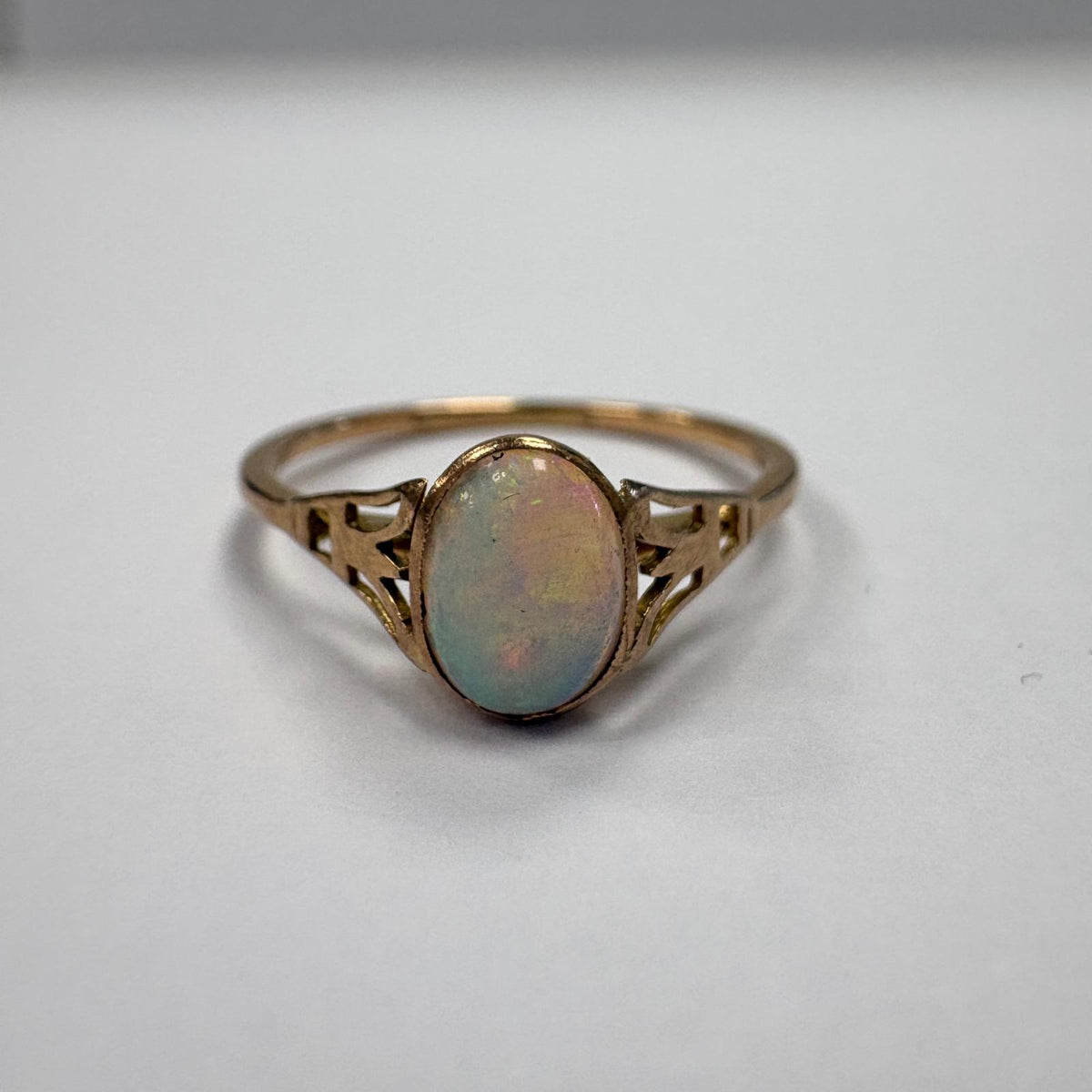 opal ring UK, 9ct gold opal ring, oval opal ring, October birthstone ring, vintage style opal ring, pre-loved opal ring, opal cabochon ring, second hand opal ring