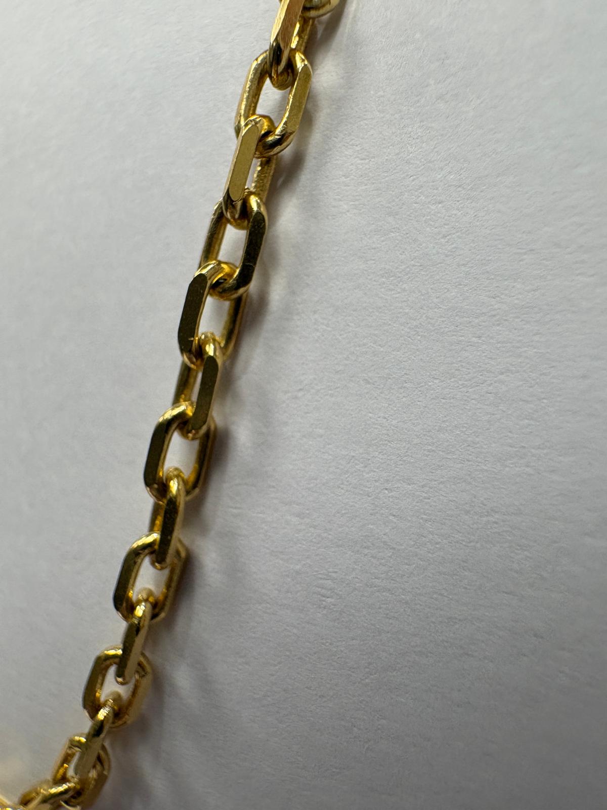 Close-up detail of pre-loved 18ct yellow gold oval cable chain links