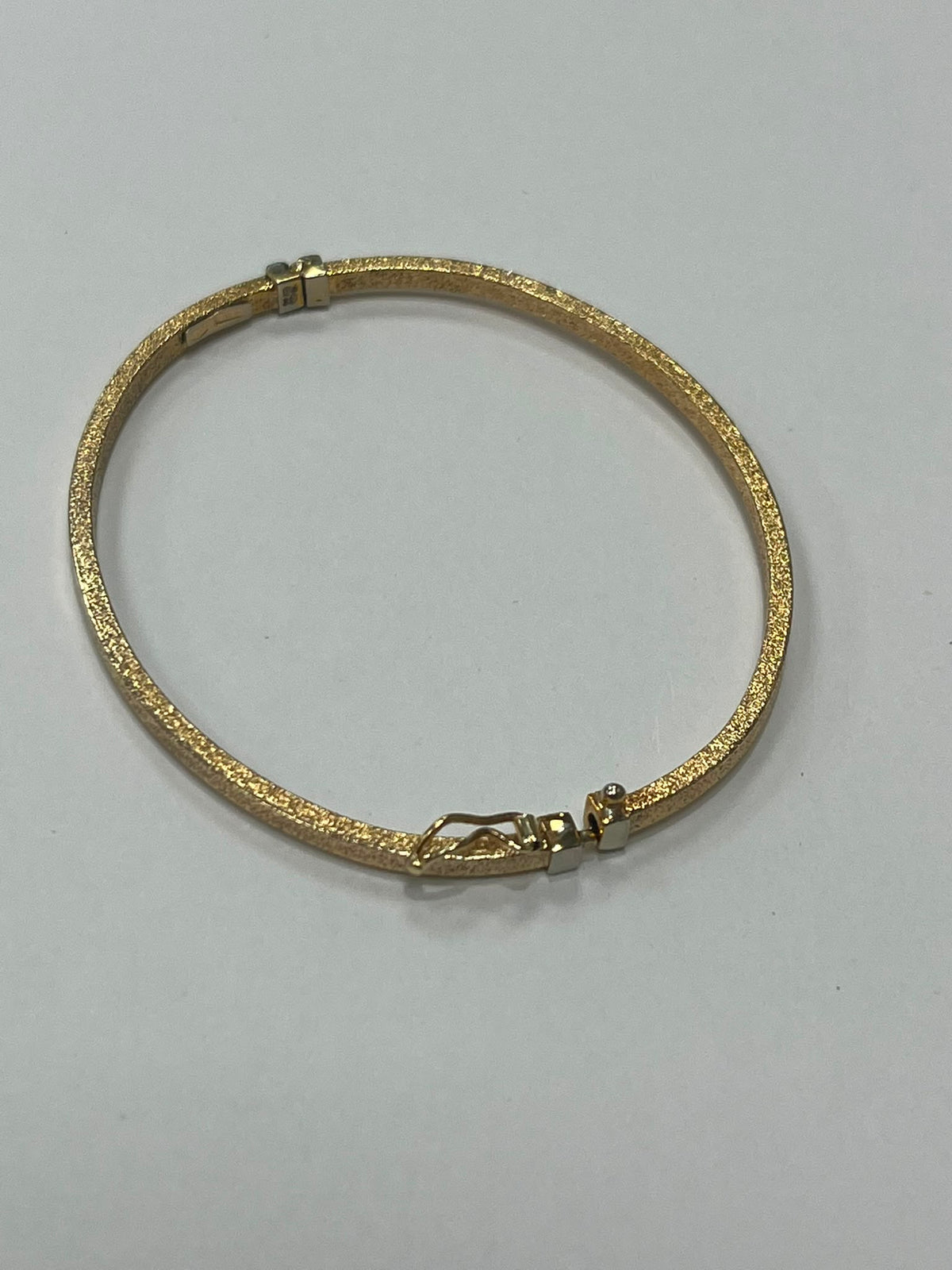 textured gold bangle, pre-loved 9ct gold bangle, hinged bangle Harrogate, frosted finish gold bangle, second hand gold bangle Leeds York