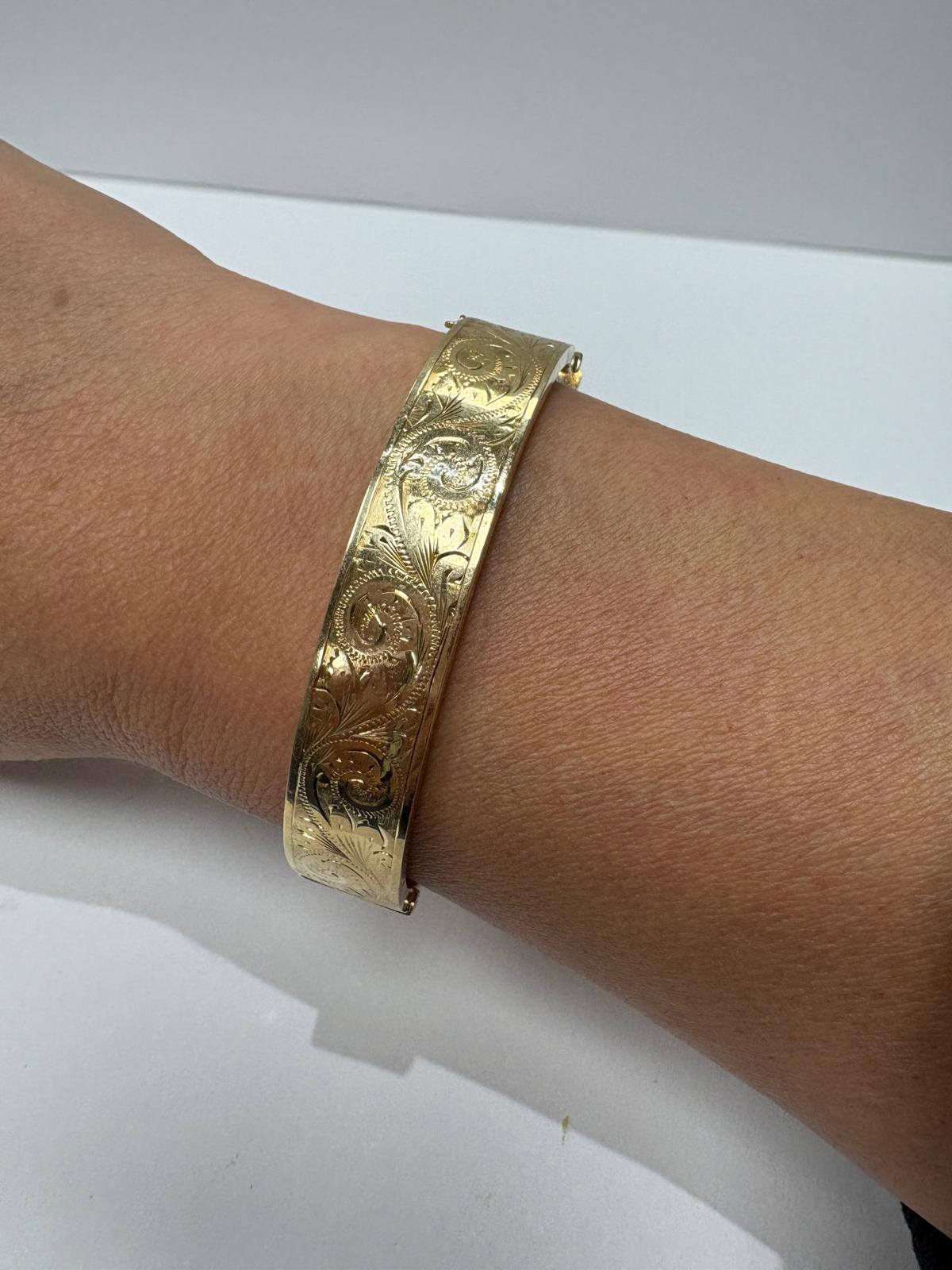 pre-loved gold bangle, vintage engraved bangle, second hand 9ct gold bangle UK, antique style hinged bangle, pre-owned gold jewellery, Victorian style bangle, vintage bangle for sale UK, second hand fine jewellery UK, hand engraved gold bangle
