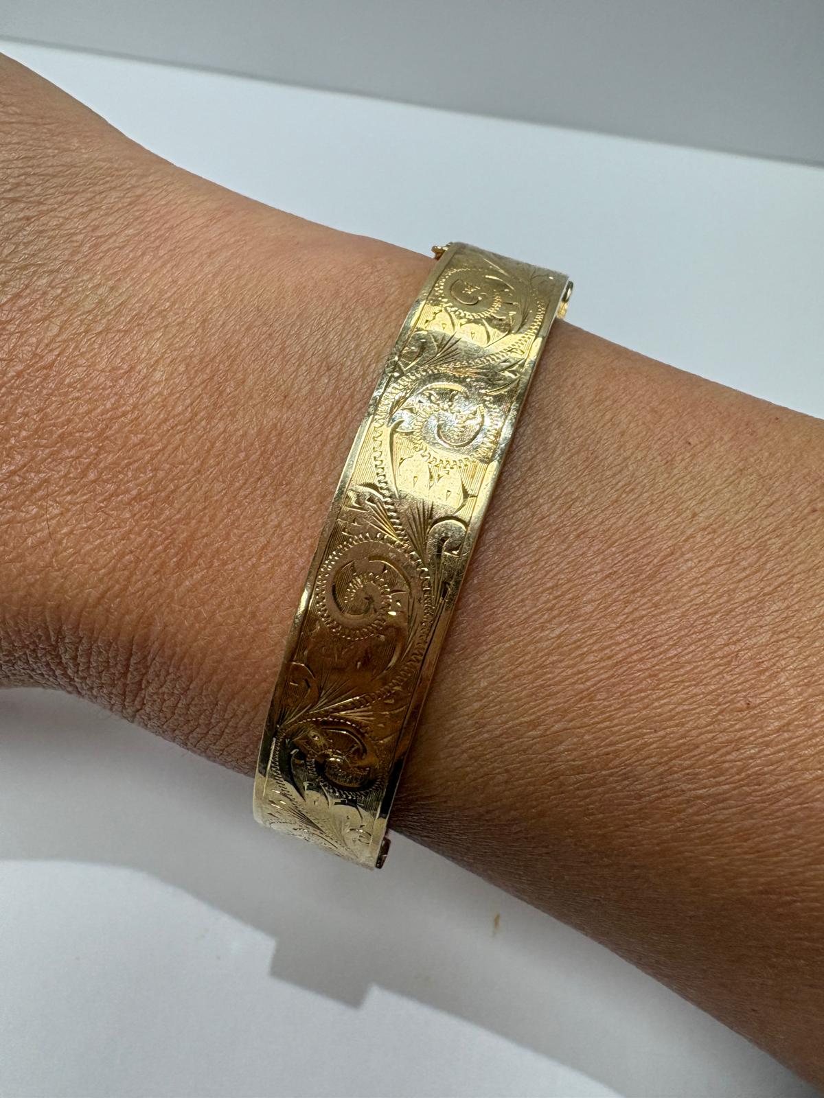 pre-loved gold bangle, vintage engraved bangle, second hand 9ct gold bangle UK, antique style hinged bangle, pre-owned gold jewellery, Victorian style bangle, vintage bangle for sale UK, second hand fine jewellery UK, hand engraved gold bangle