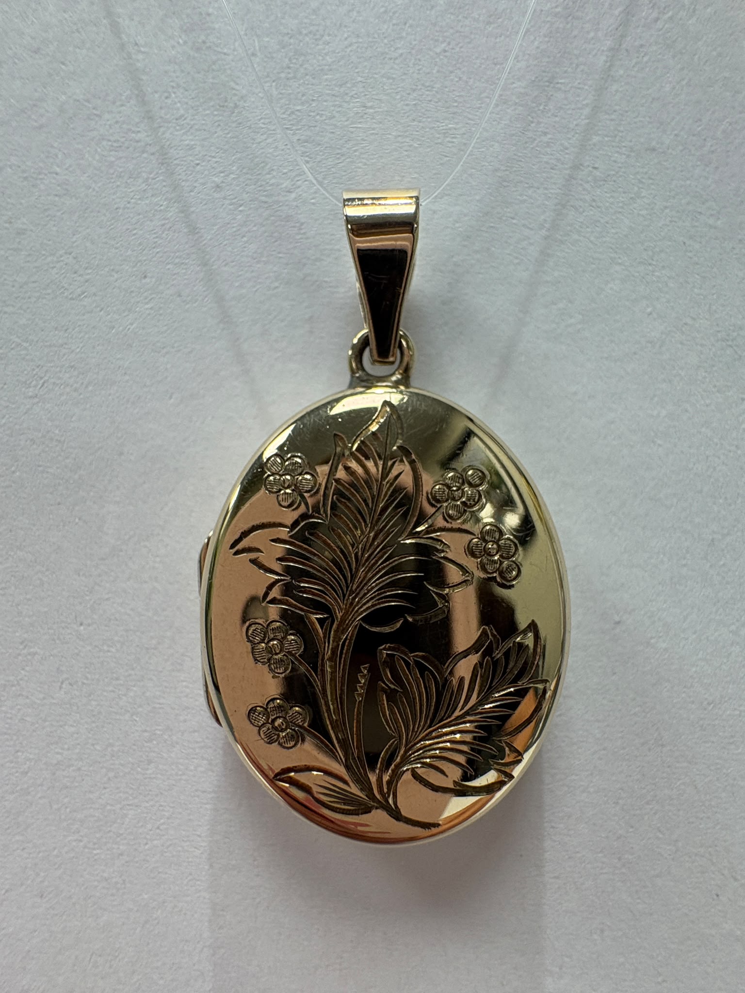 pre-loved gold locket, second hand 9ct gold locket, vintage engraved locket, antique style locket UK, pre-owned photo locket